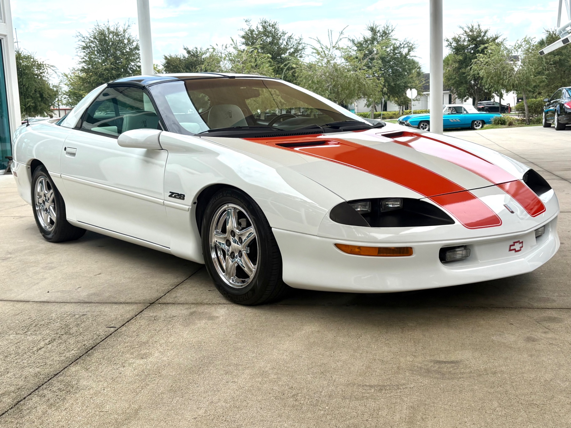 Vehicle photo 4