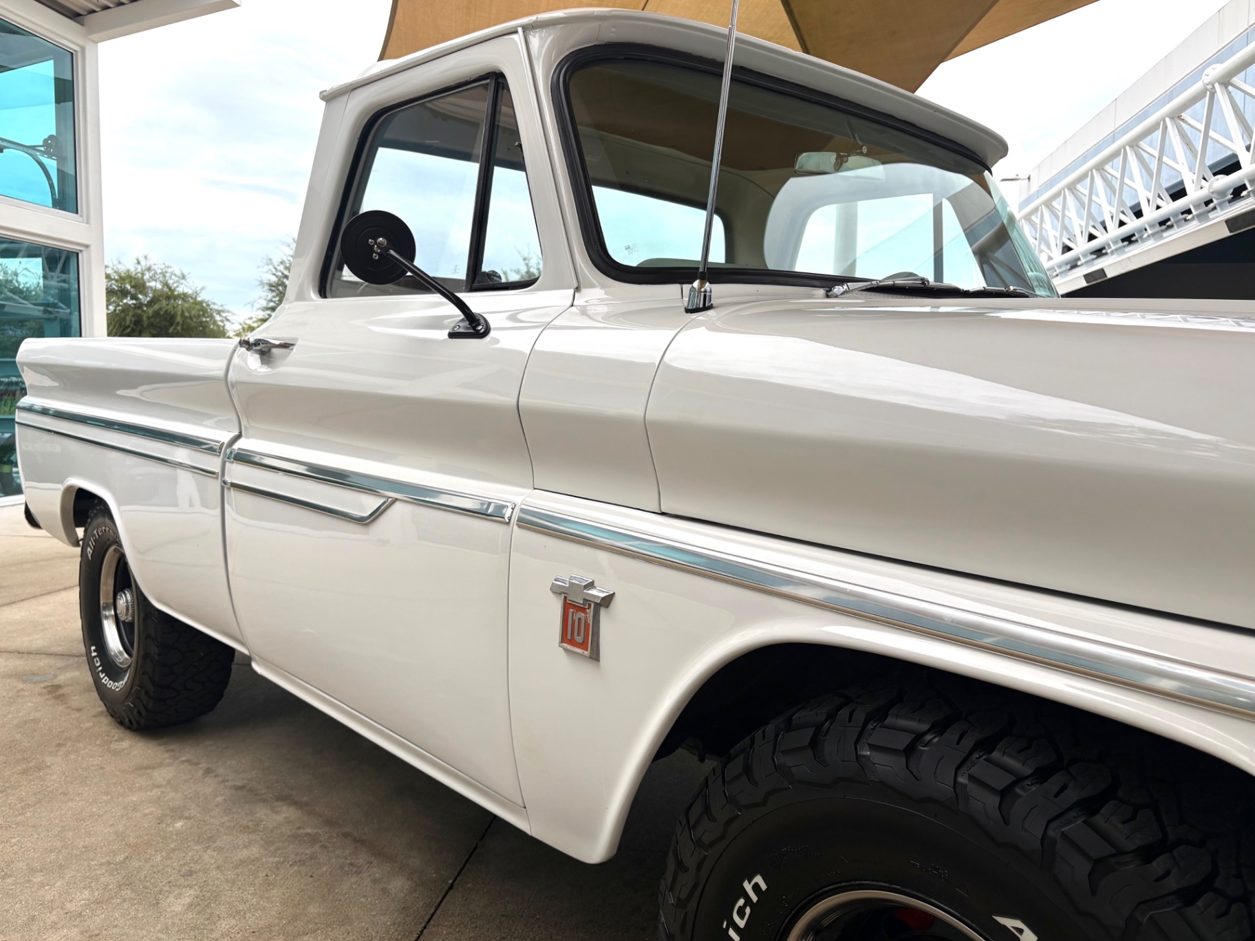 Vehicle photo 18