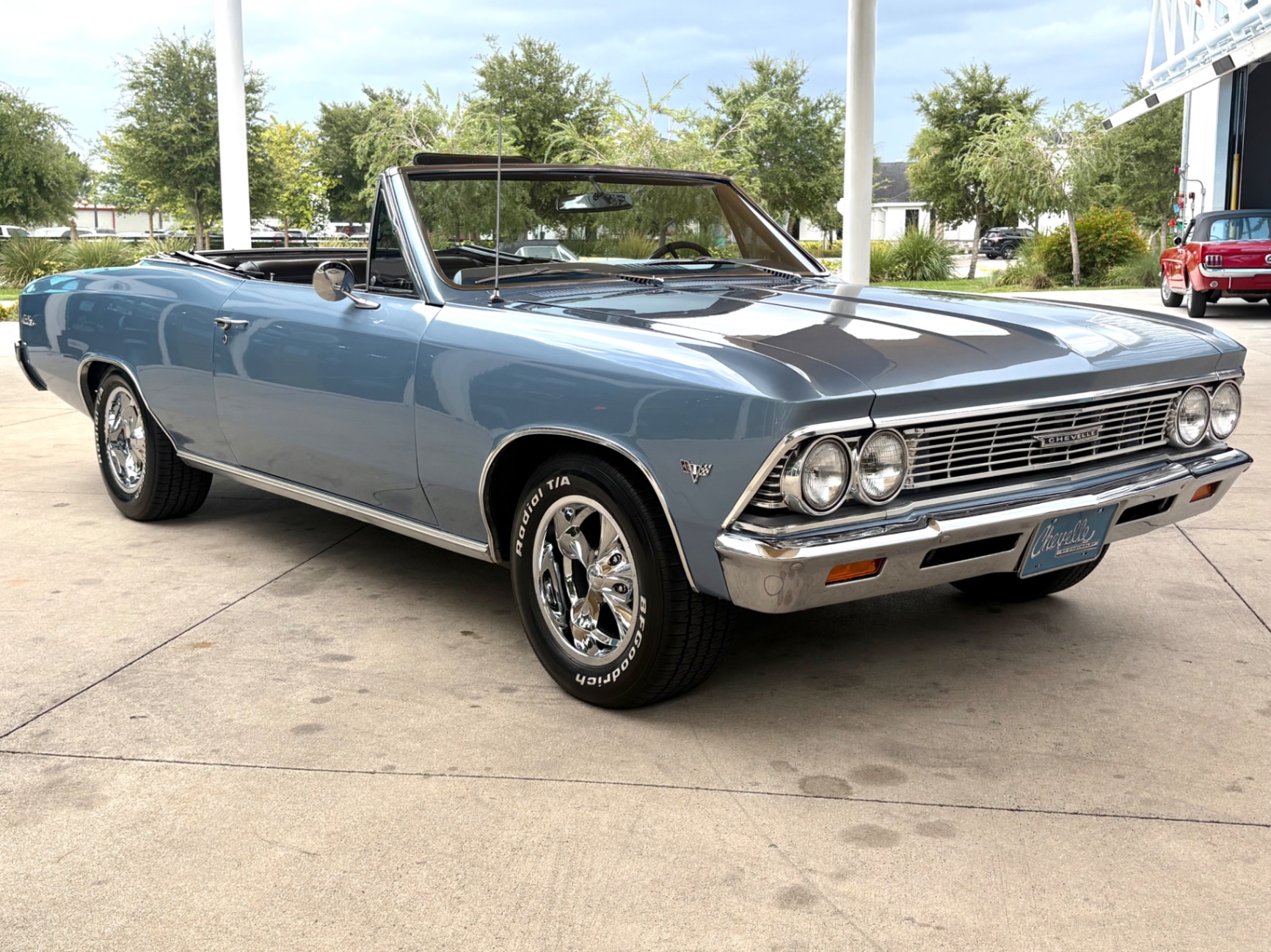 Vehicle photo 4