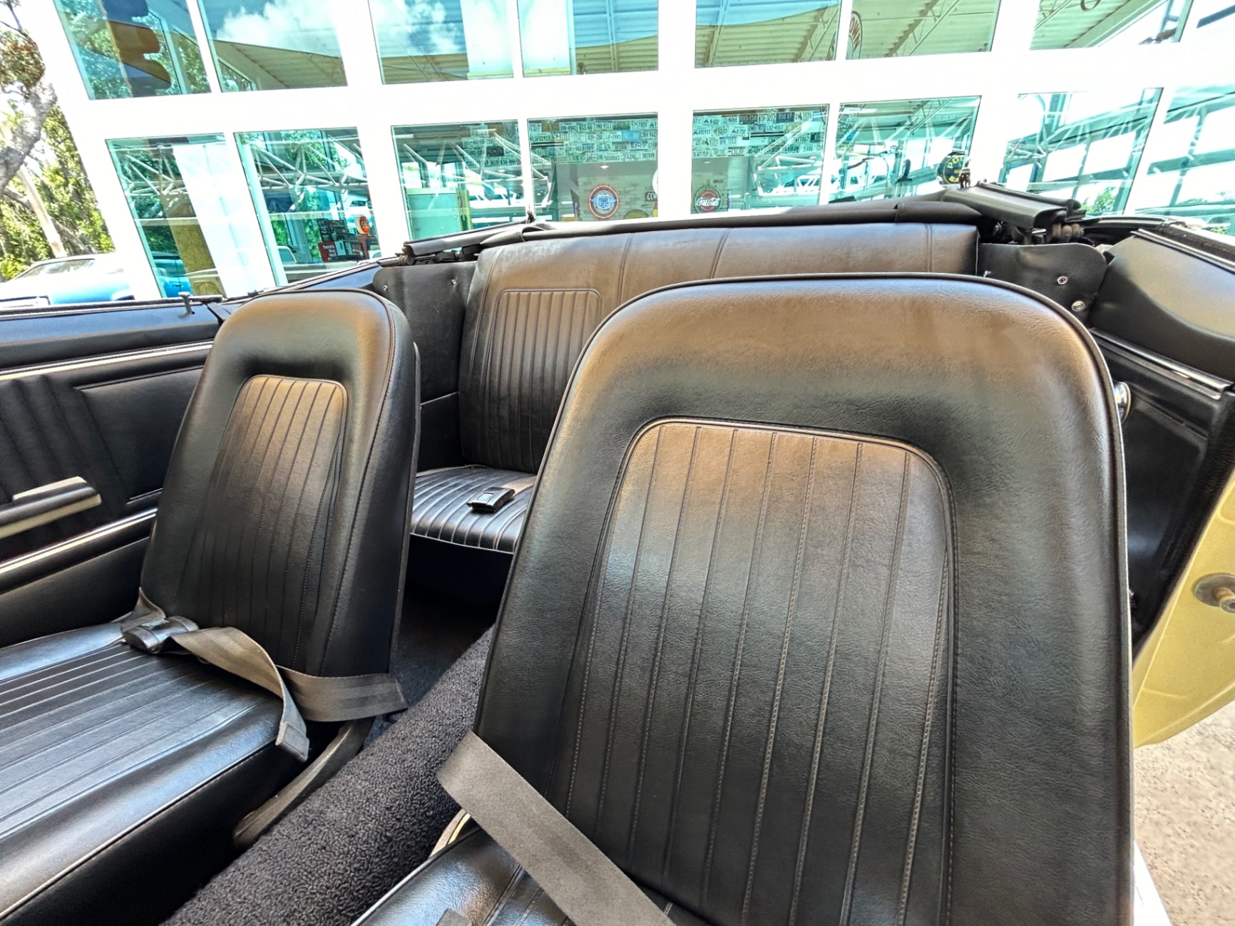 Vehicle photo 26