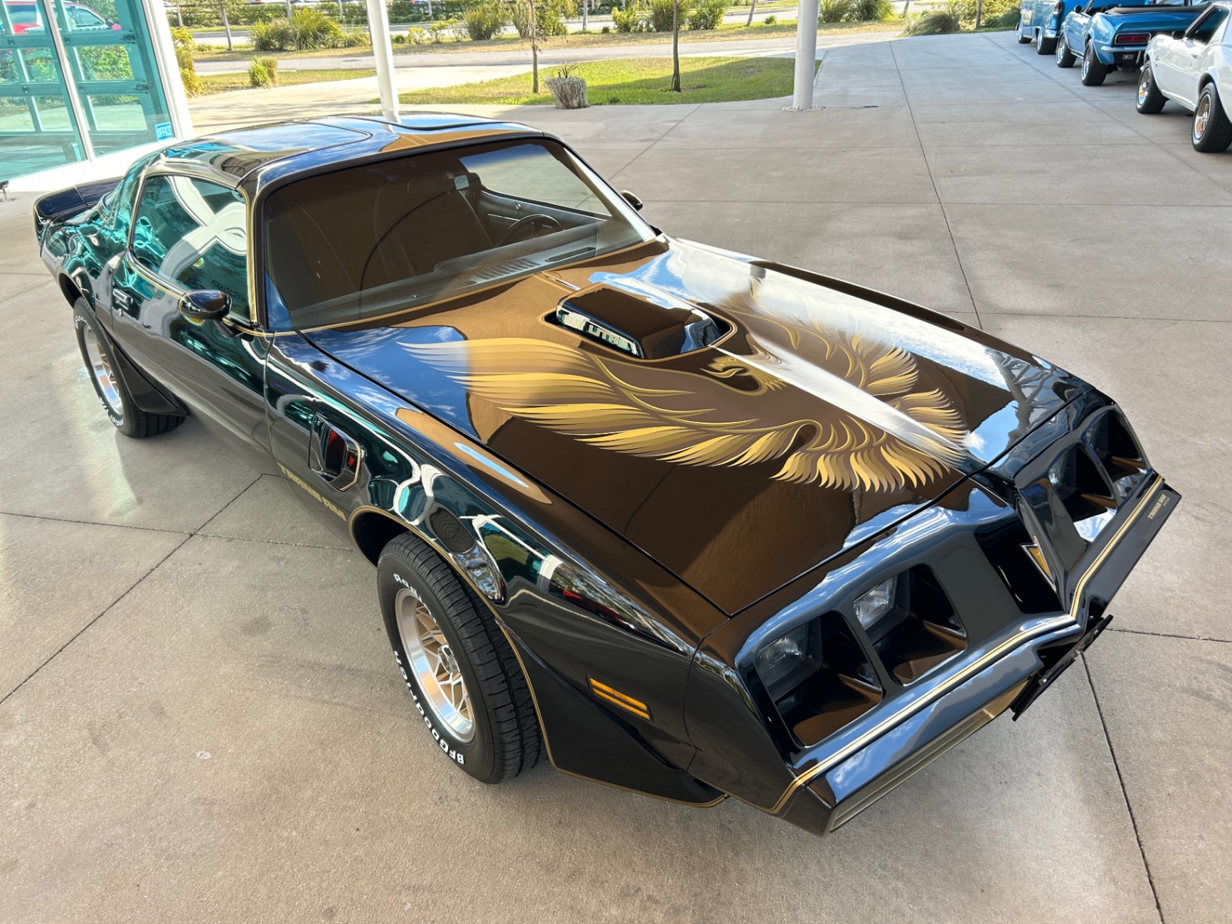 Vehicle photo 21
