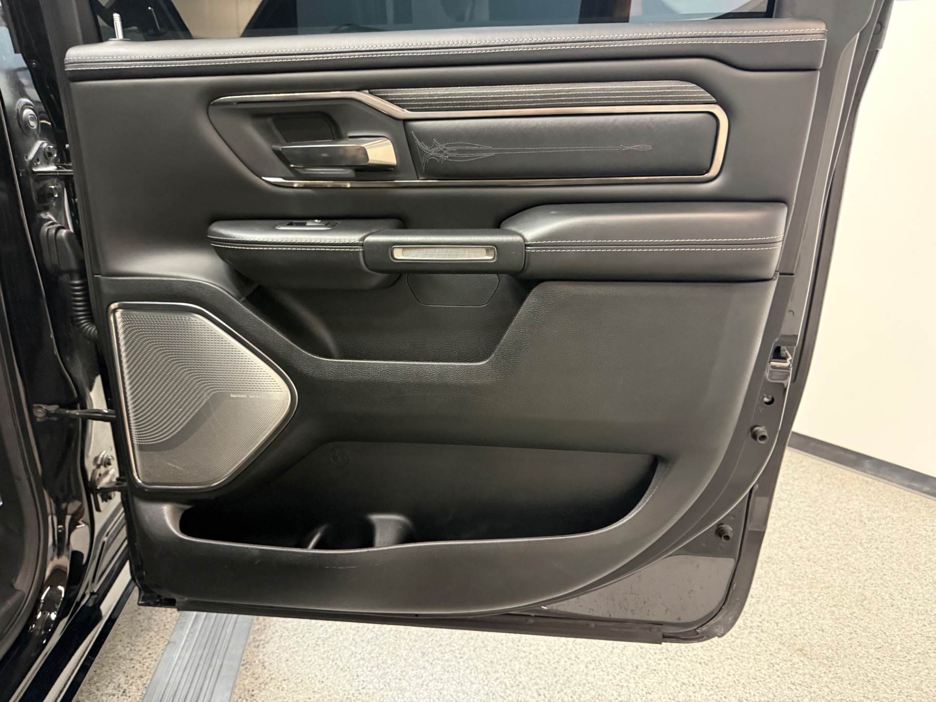 Vehicle photo 46
