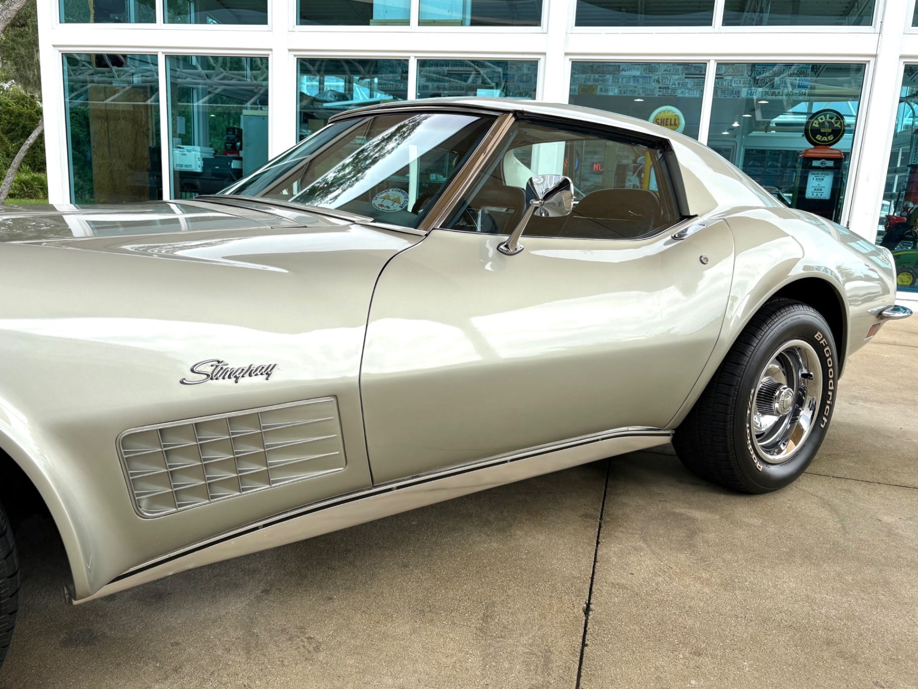 Vehicle photo 14