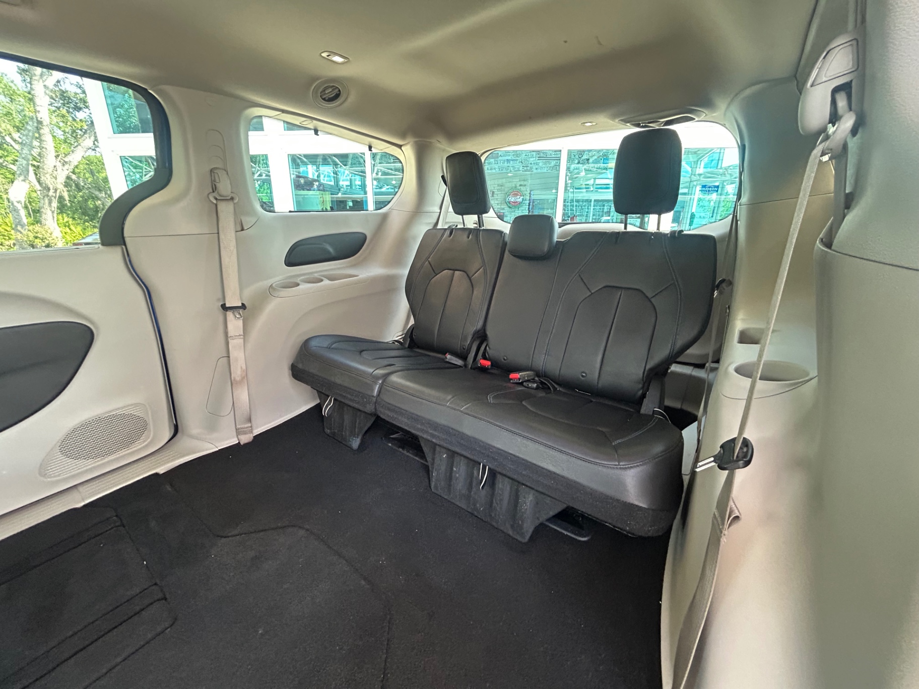 Vehicle photo 33