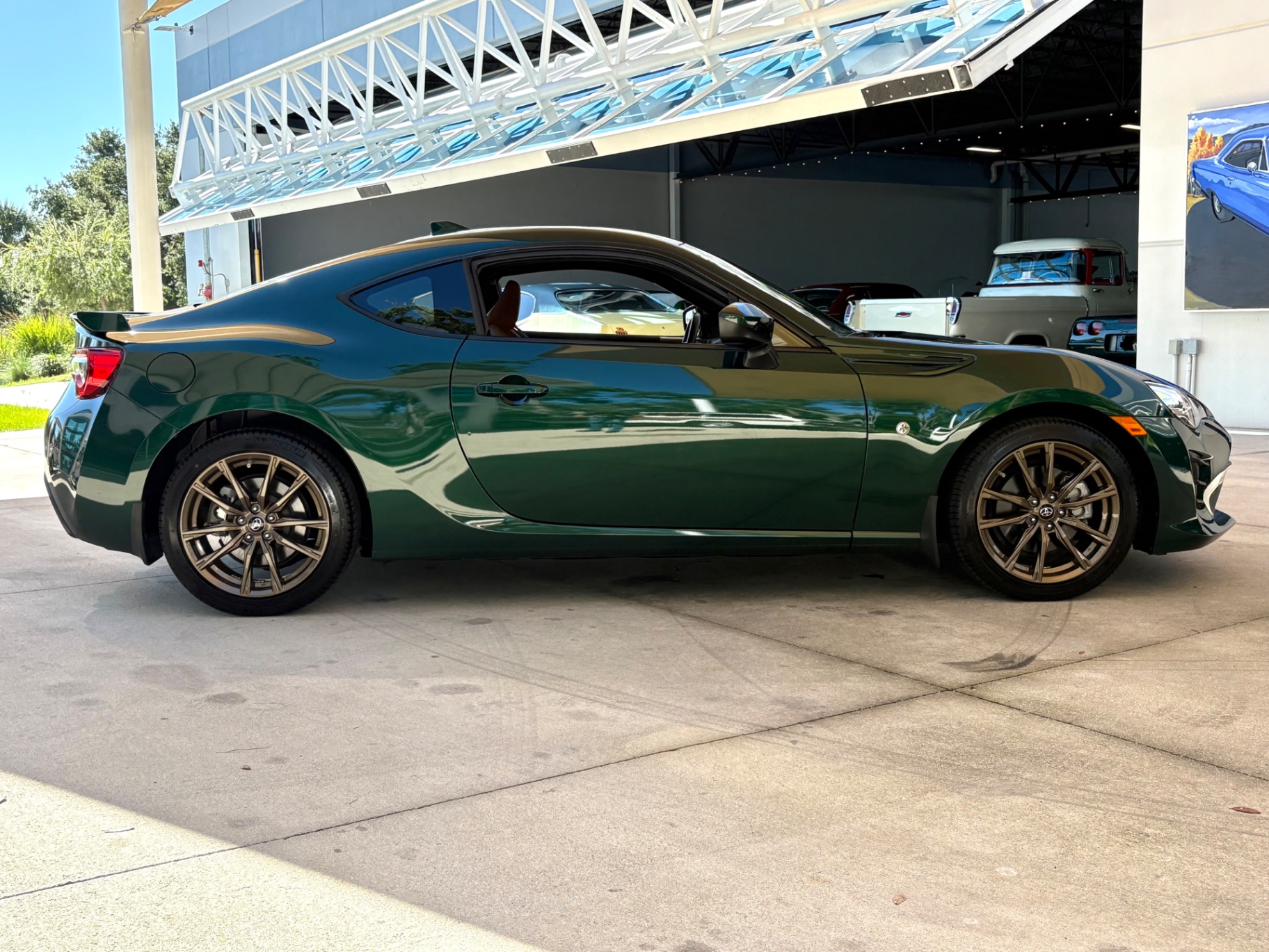 Vehicle photo 4