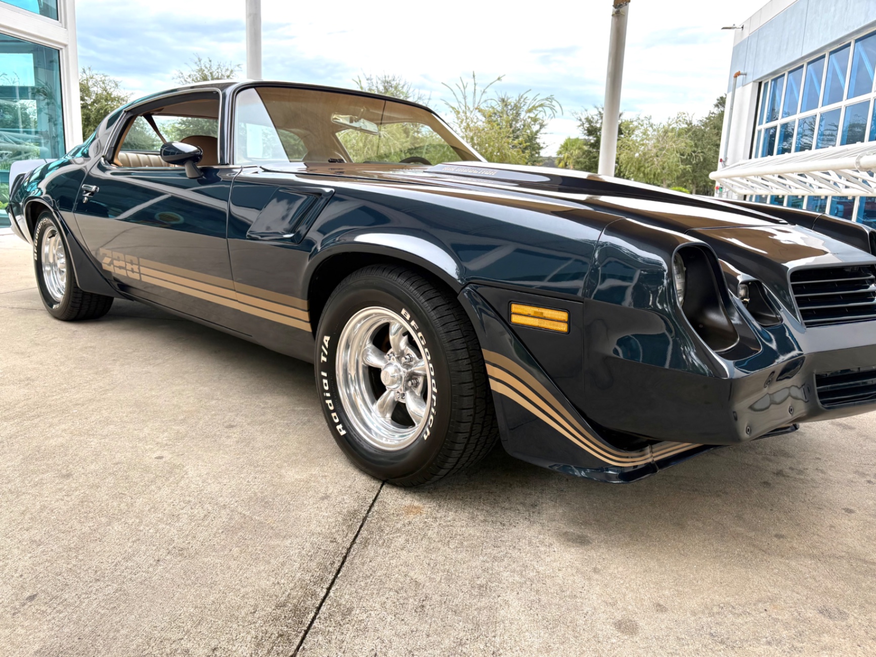 Vehicle photo 19