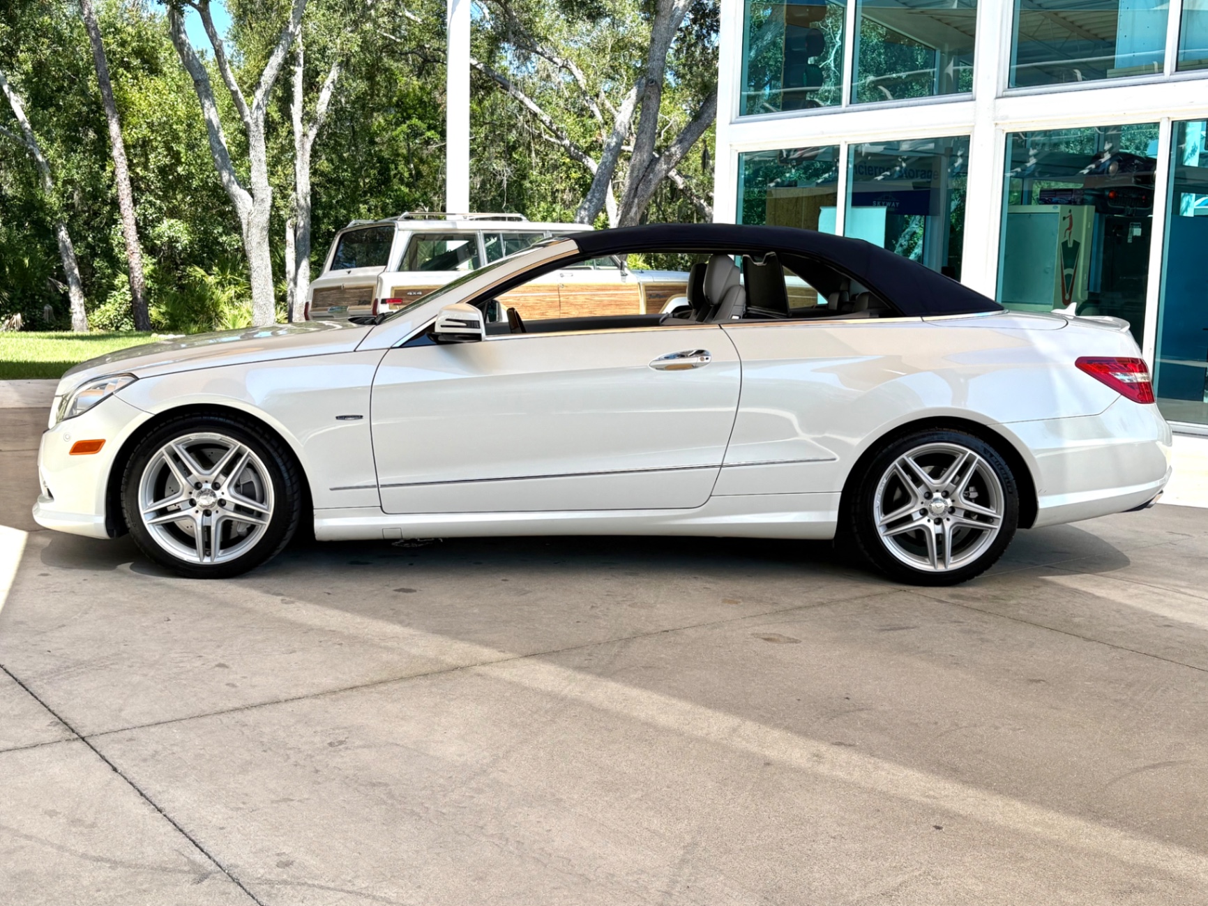Vehicle photo 22