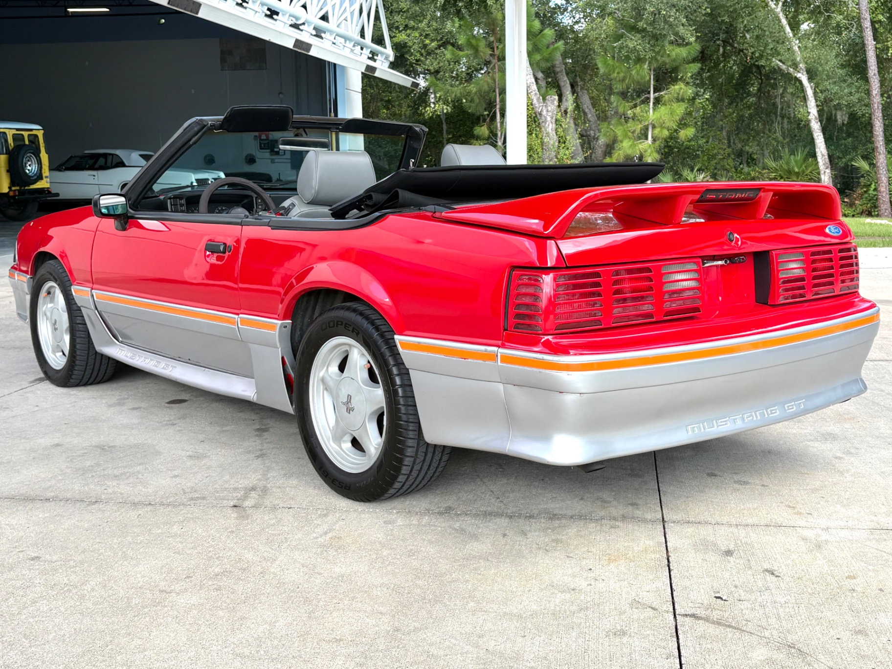 Vehicle photo 9