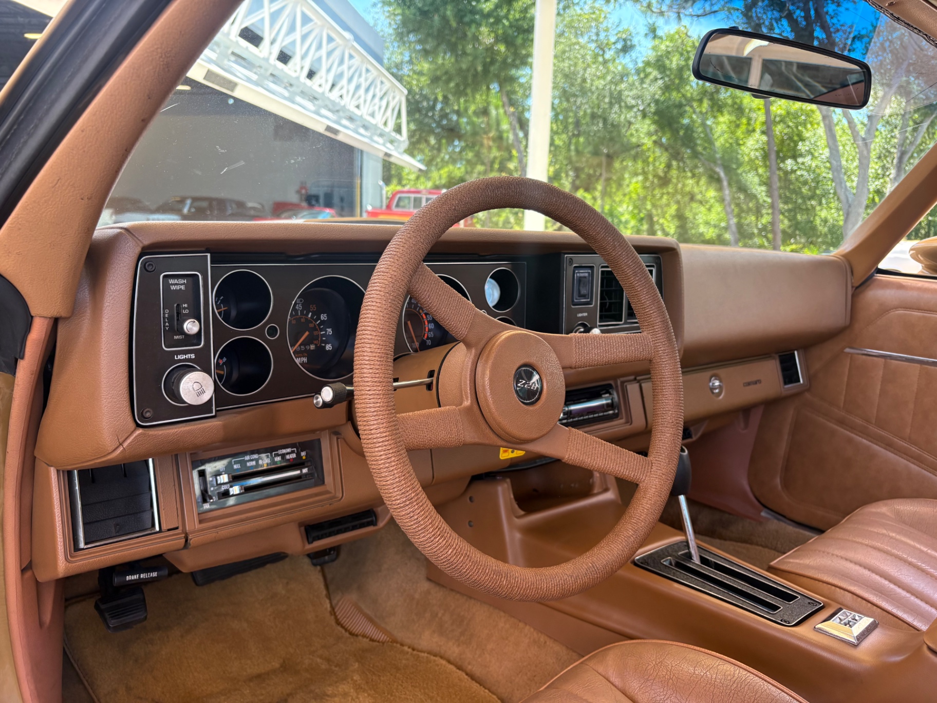 Vehicle photo 17