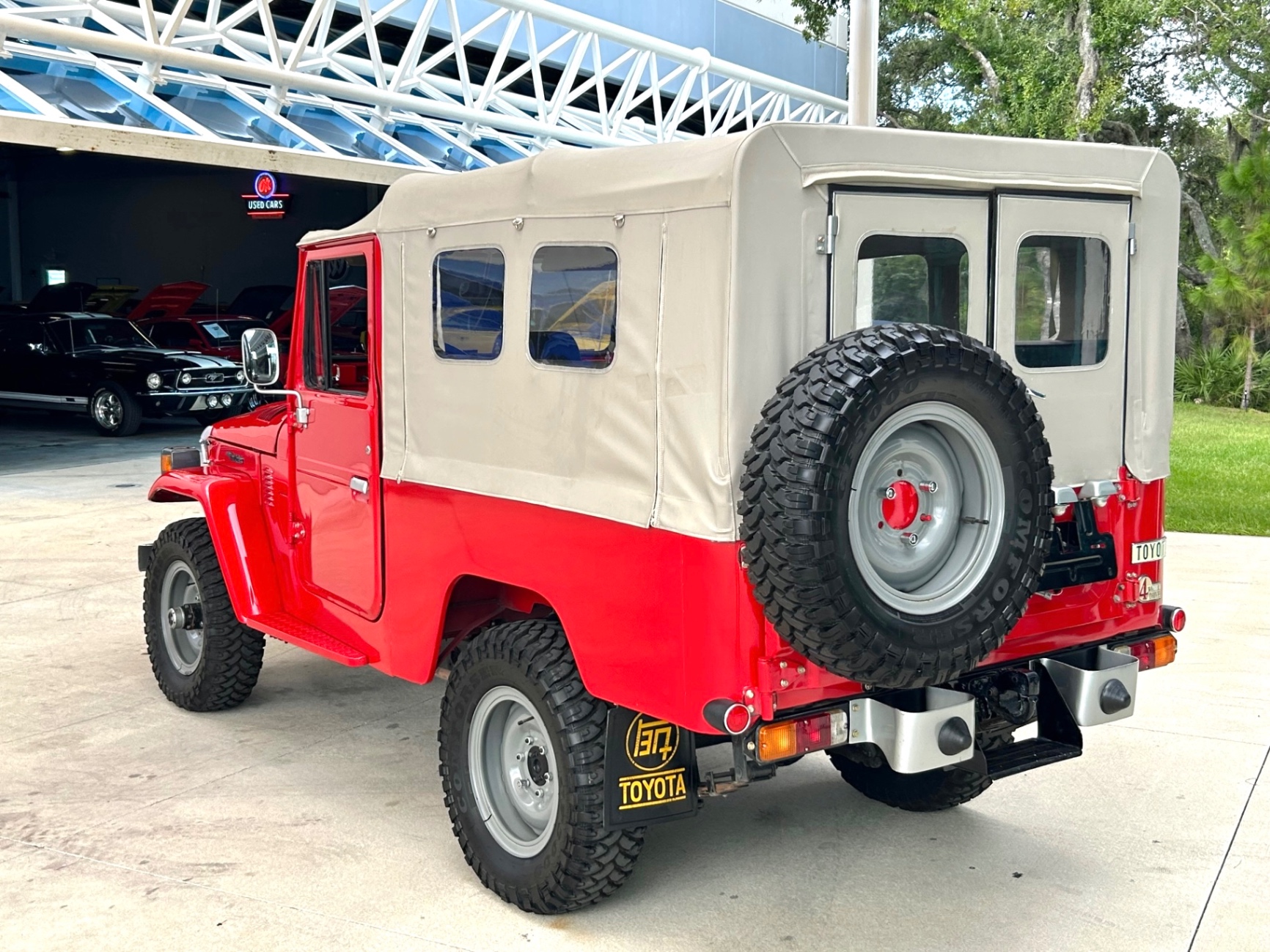 Vehicle photo 10