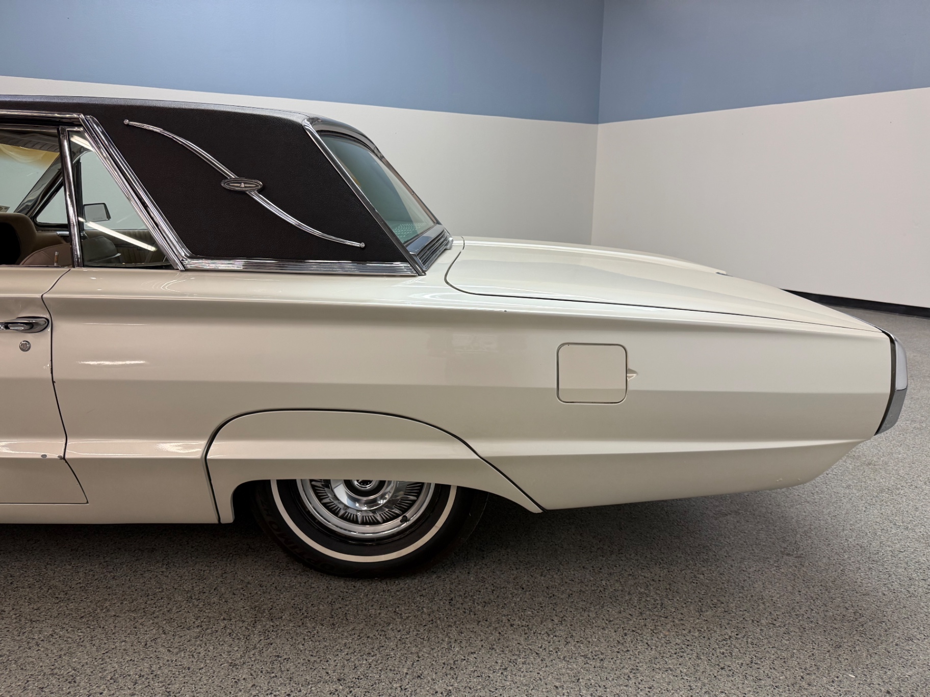 Vehicle photo 14