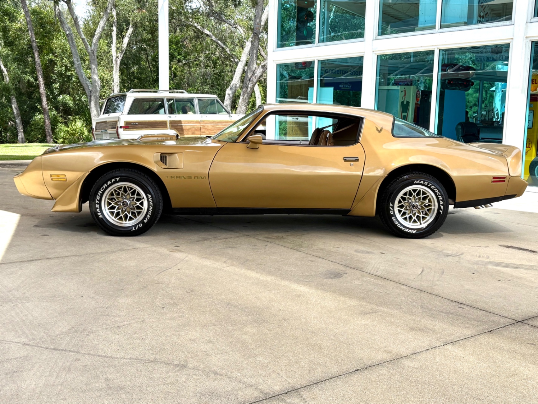 Vehicle photo 9