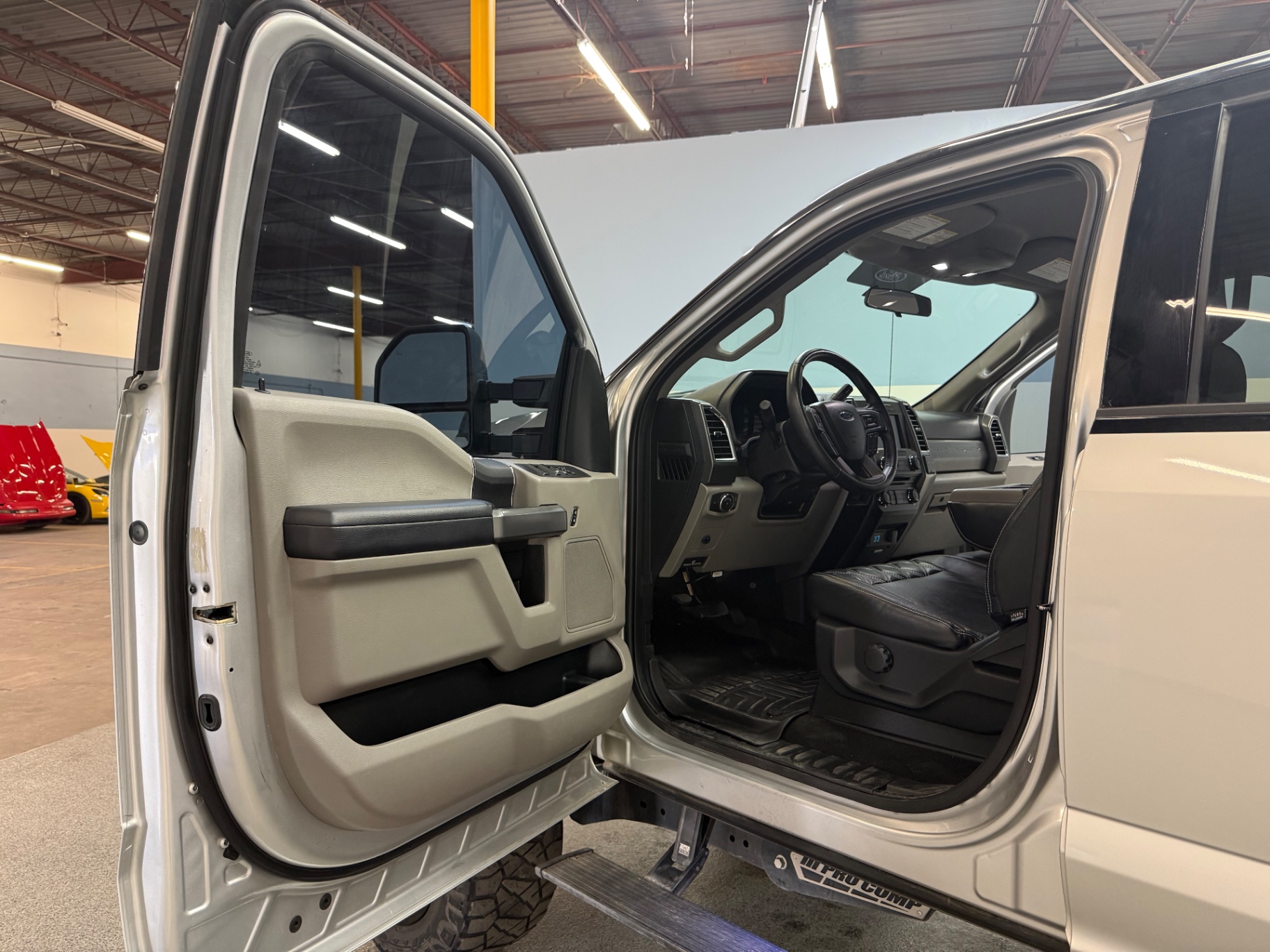 Vehicle photo 24