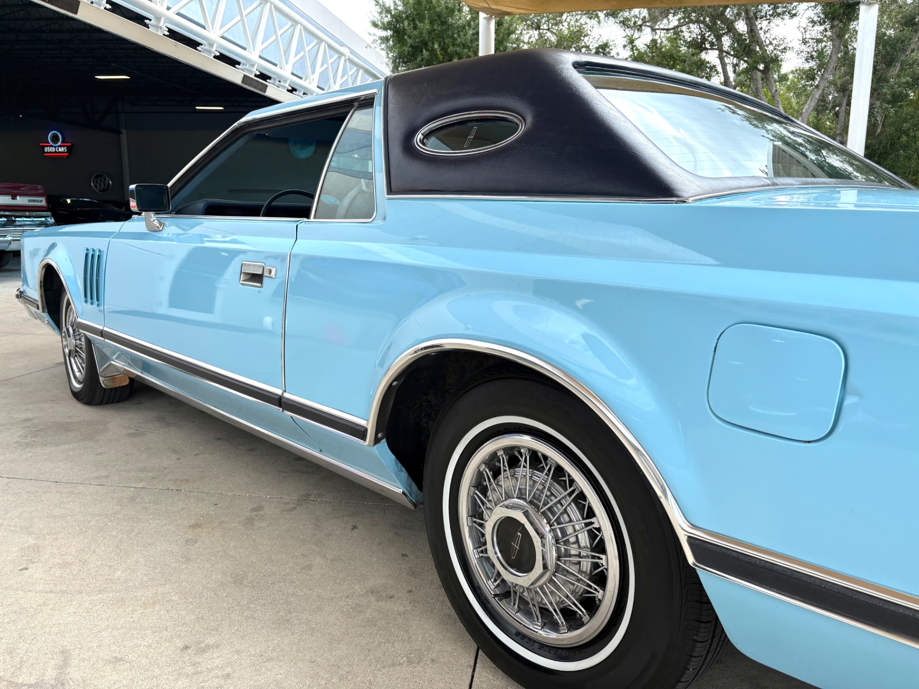 Vehicle photo 14