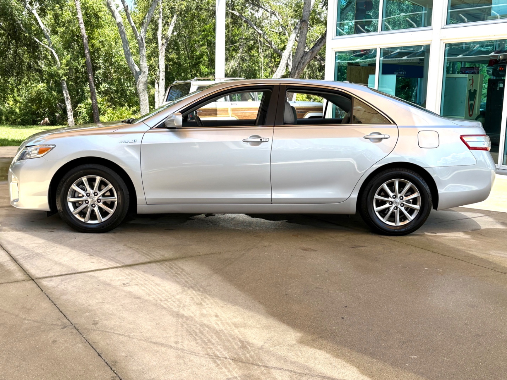 Vehicle photo 9