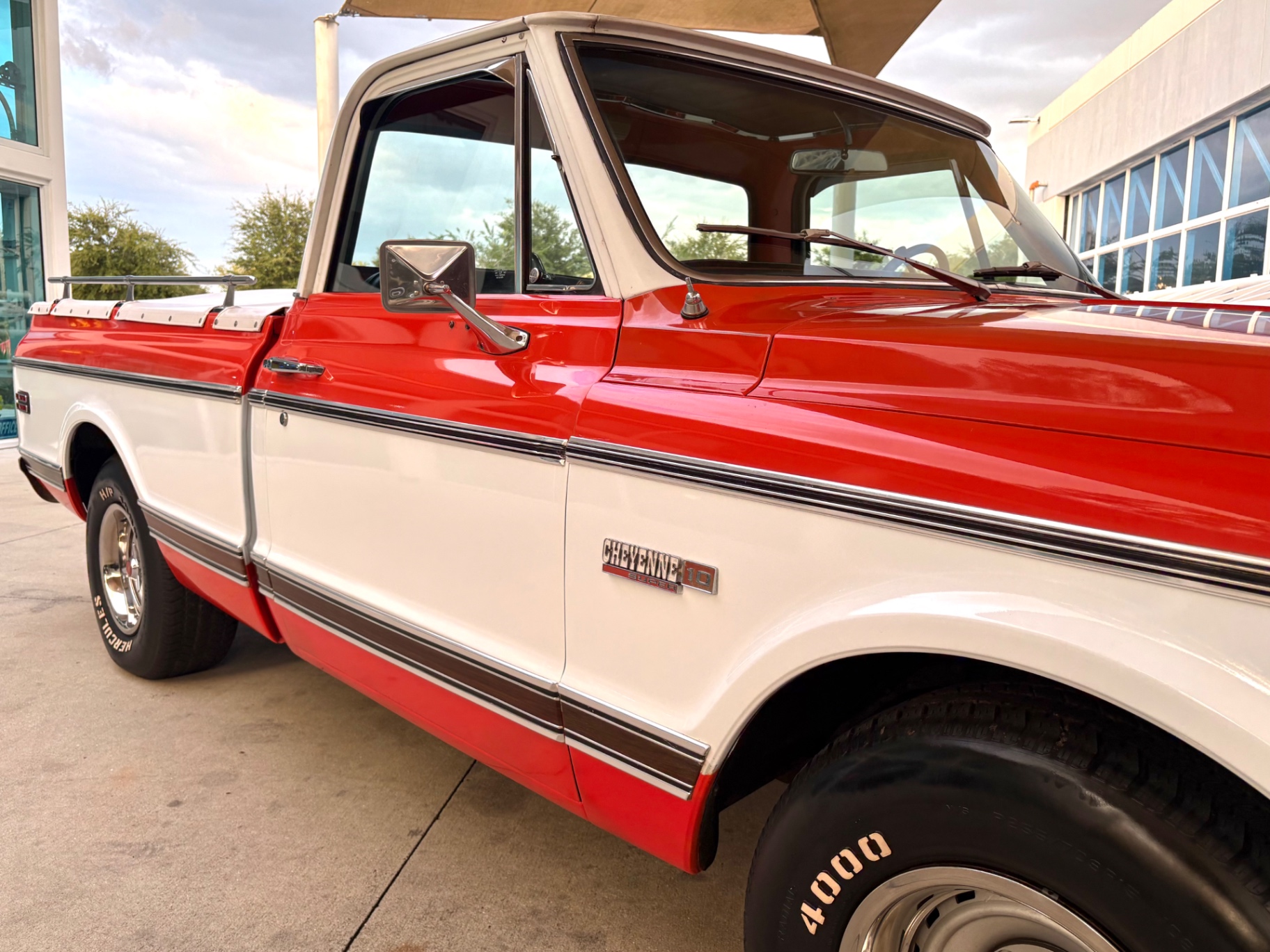 Vehicle photo 18