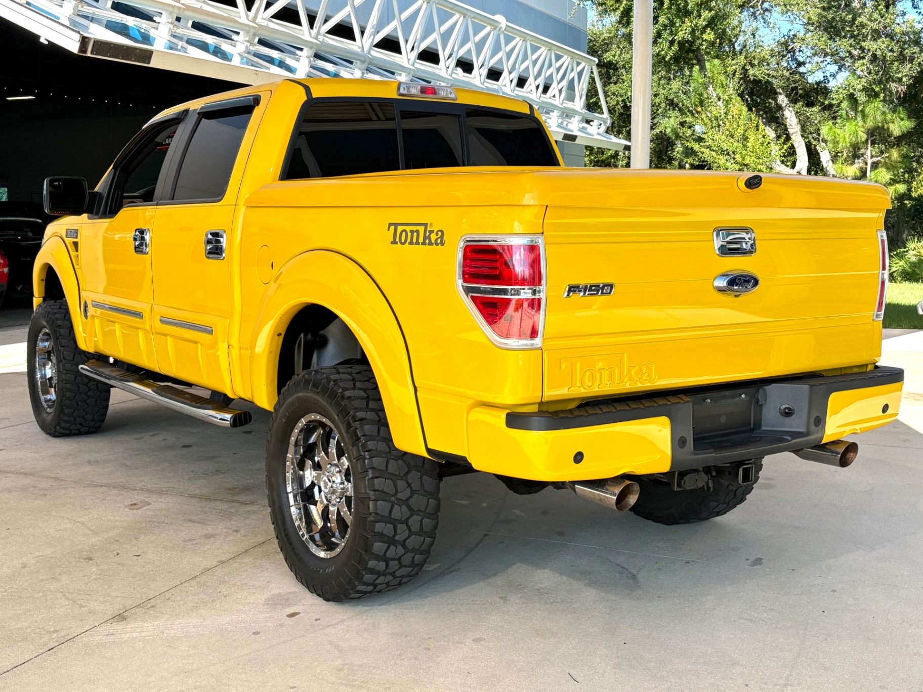 Vehicle photo 8