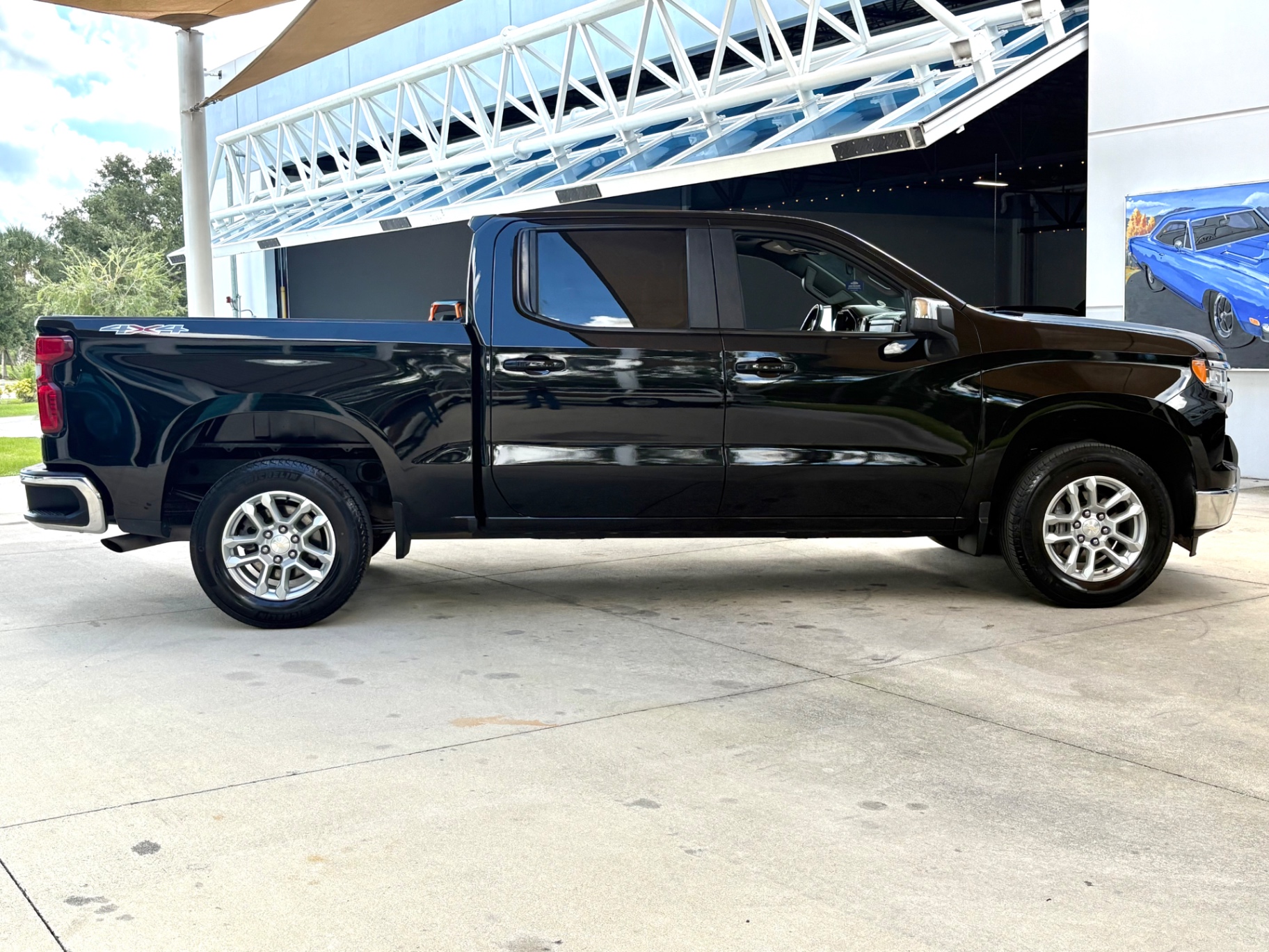 Vehicle photo 4