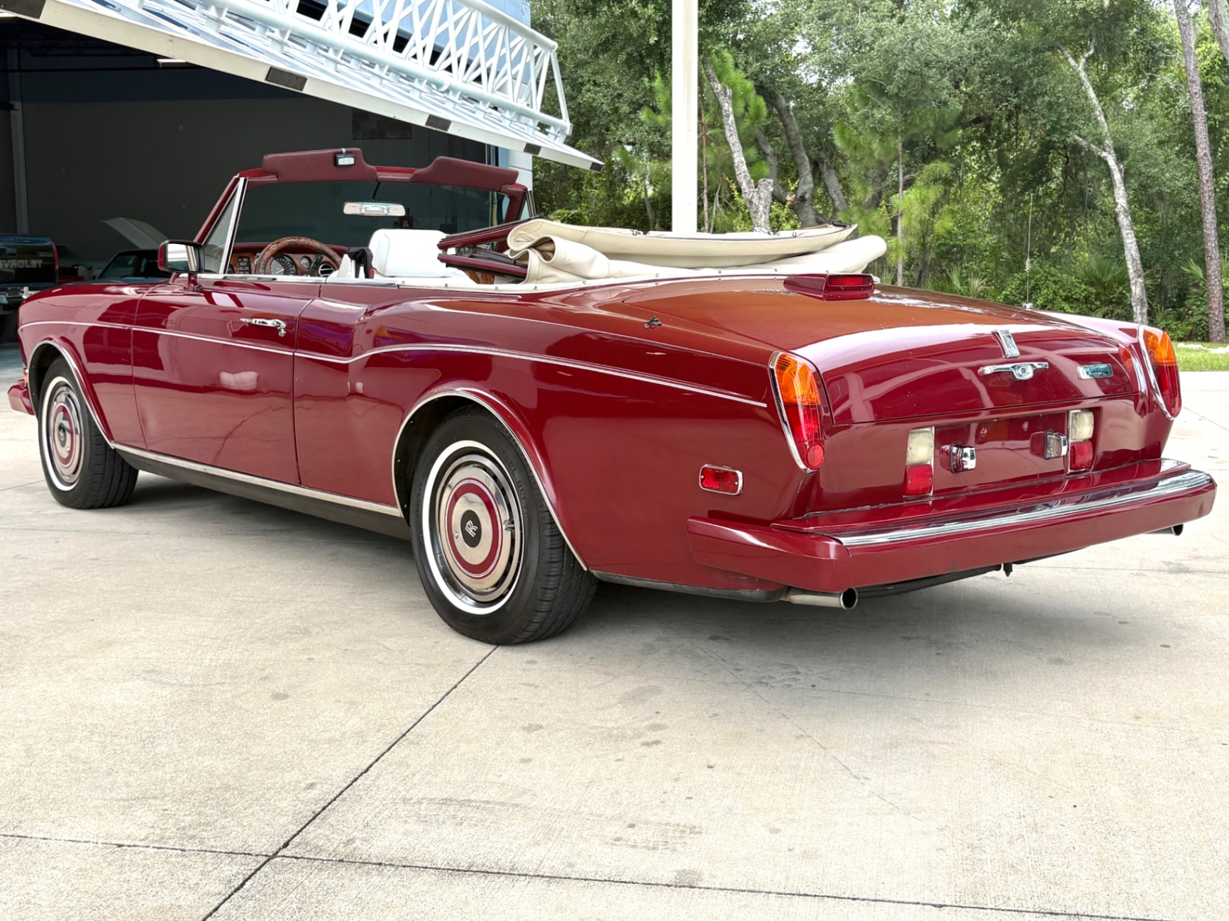 Vehicle photo 9