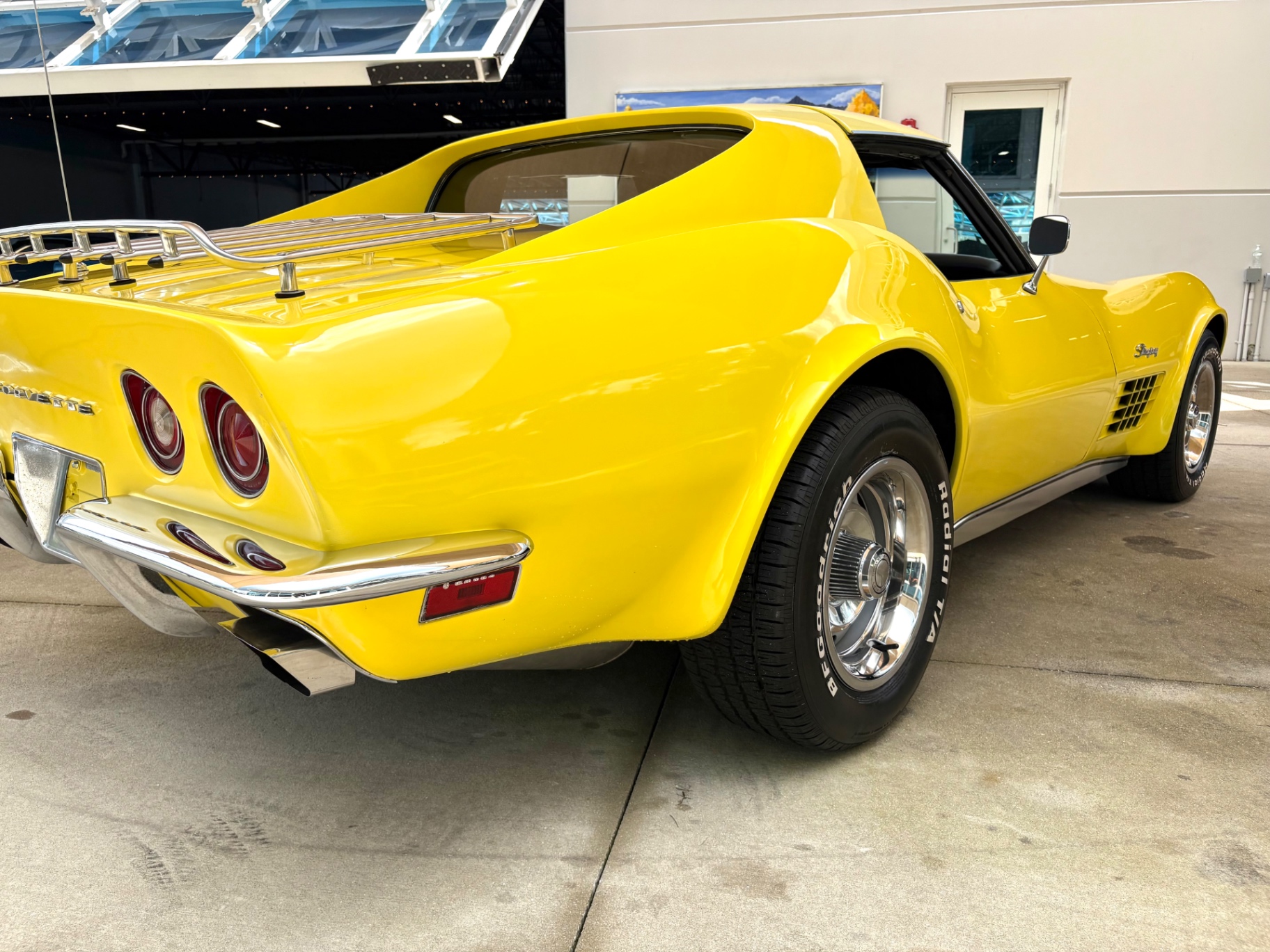 Vehicle photo 16