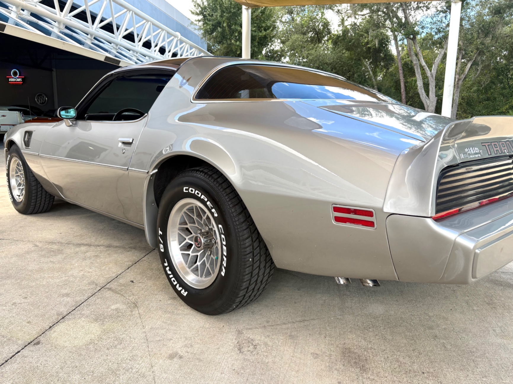 Vehicle photo 15