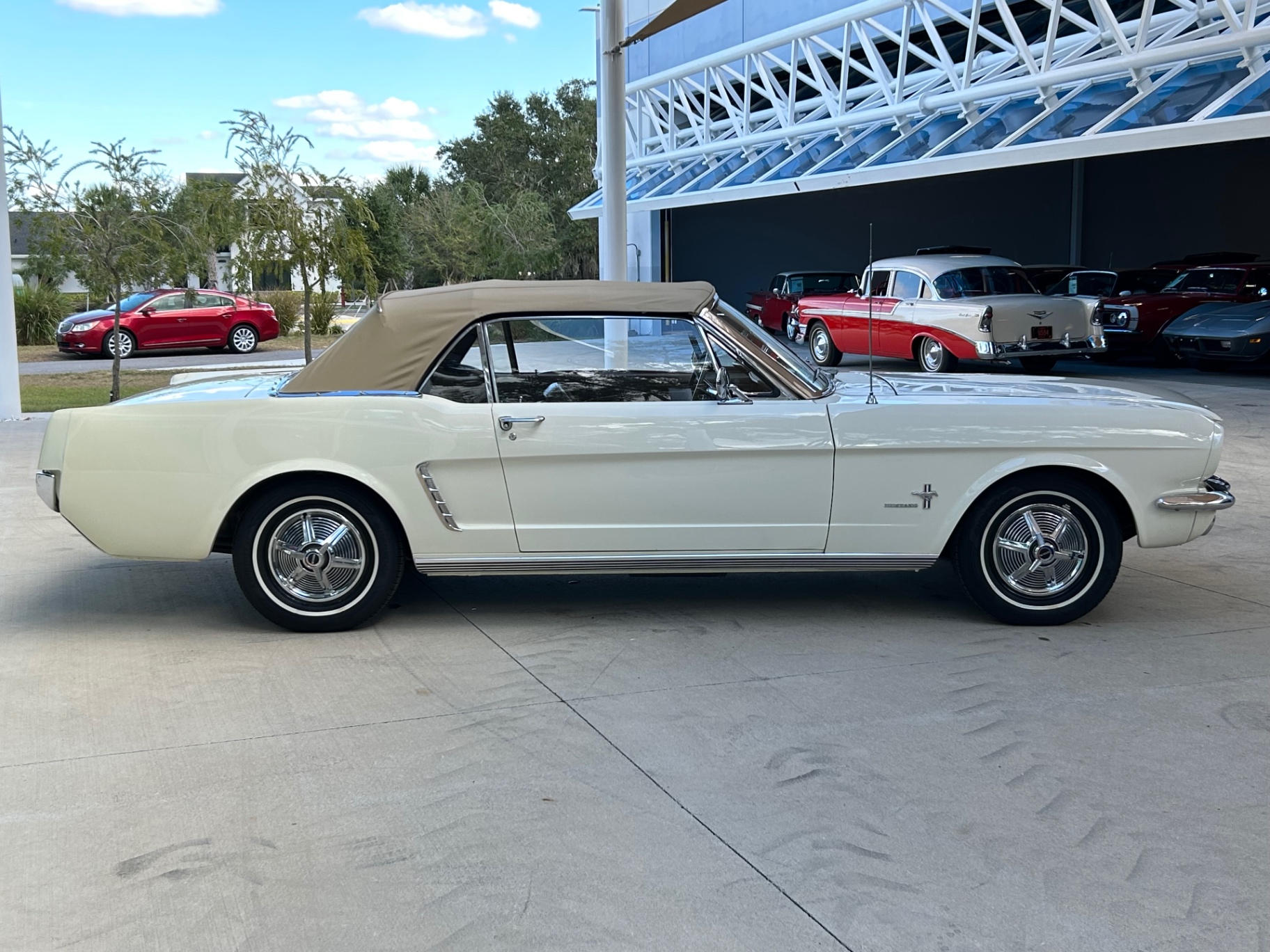 Vehicle photo 14