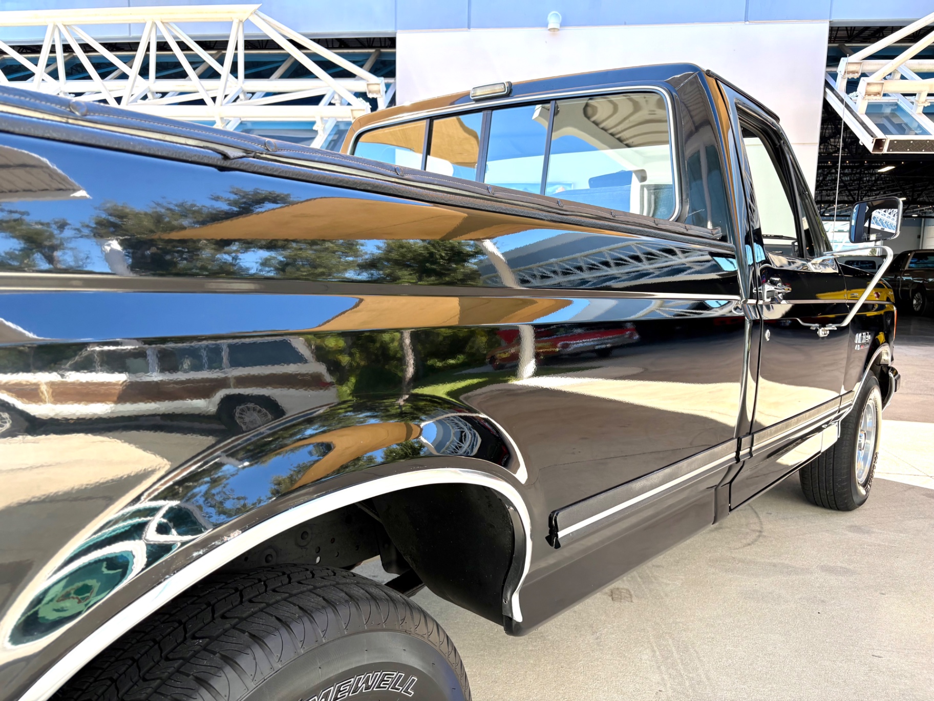 Vehicle photo 18