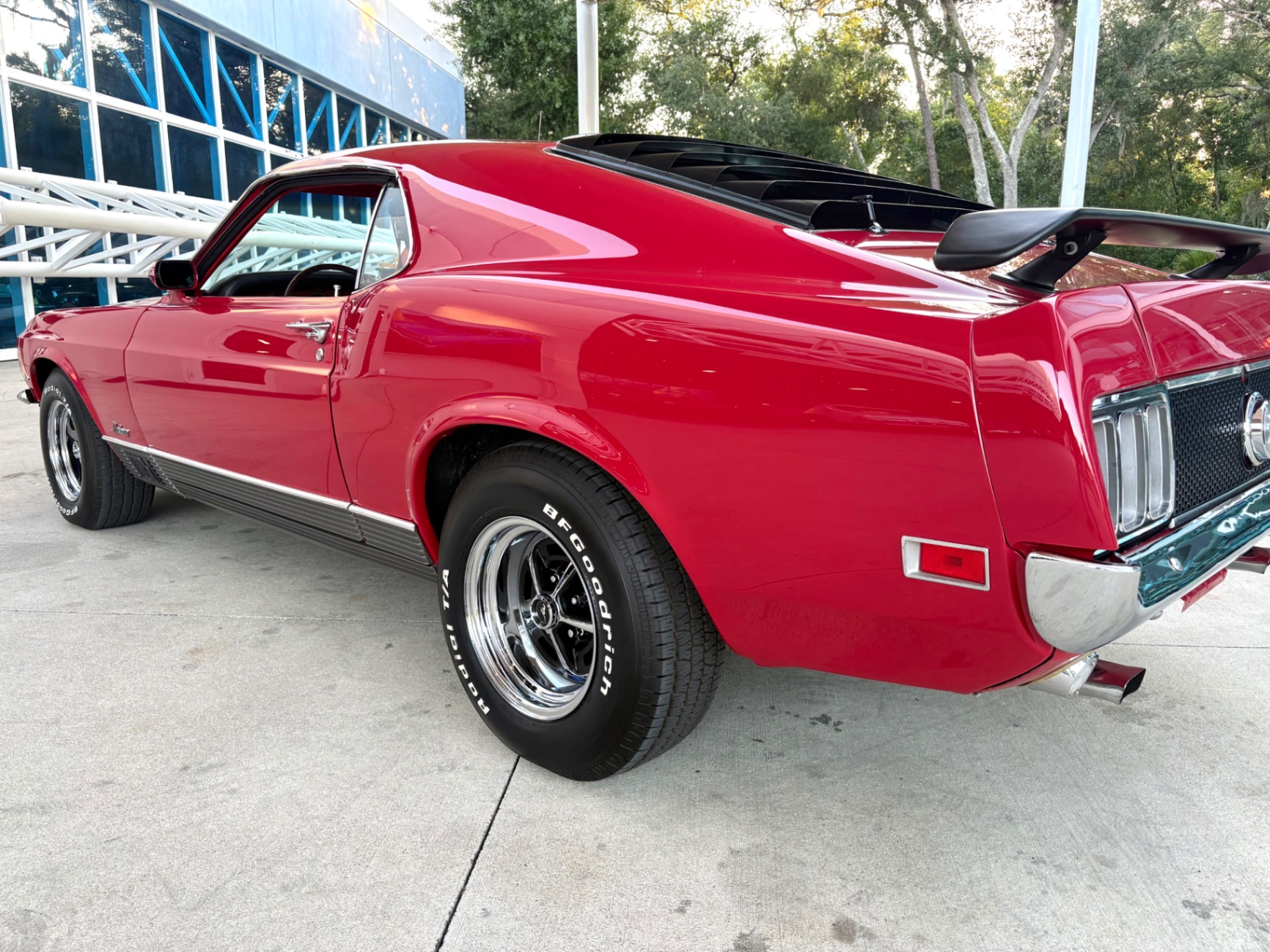 Vehicle photo 15
