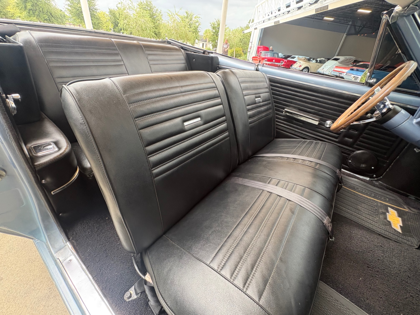 Vehicle photo 43