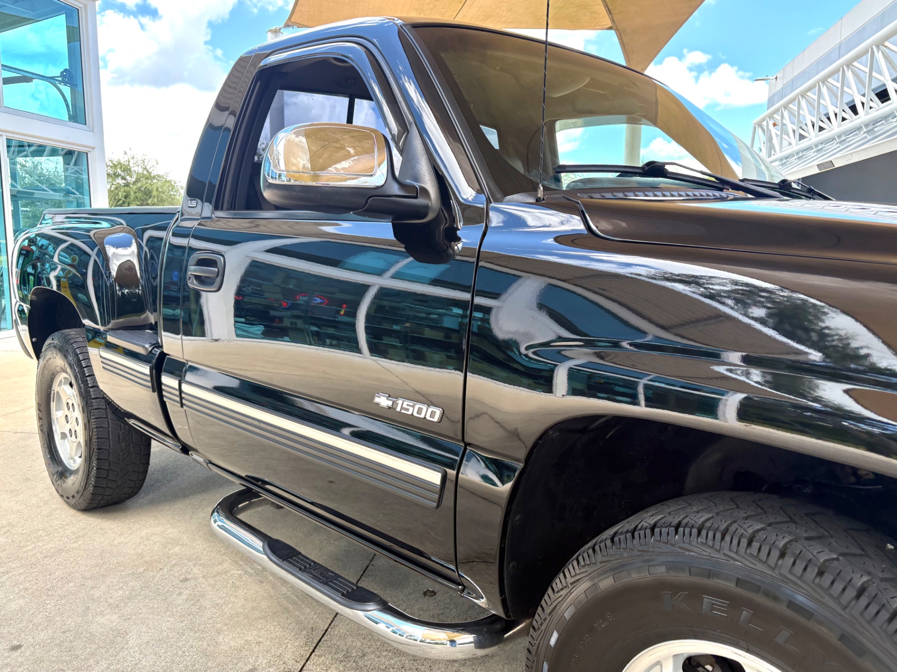 Vehicle photo 17