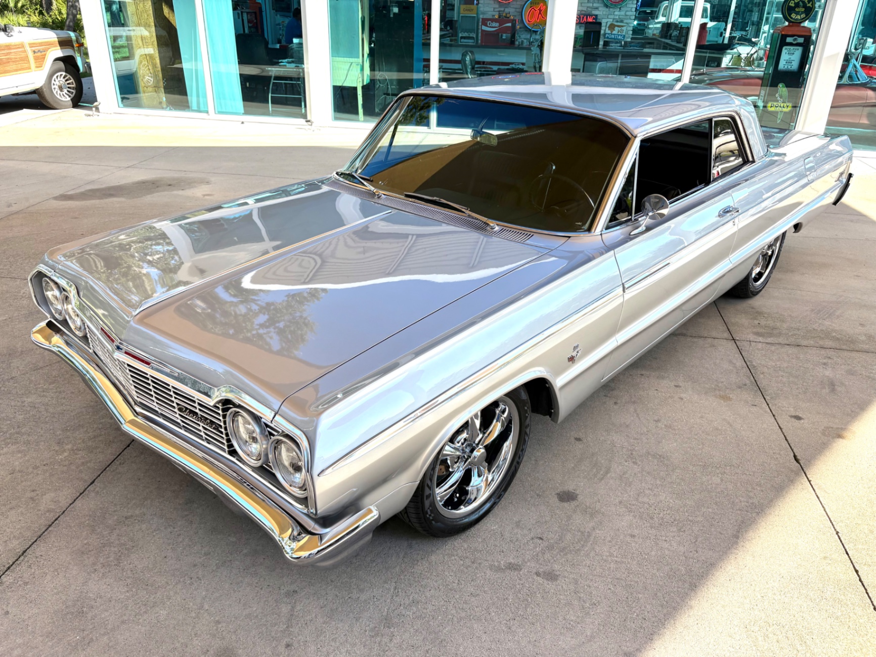 Vehicle photo 26
