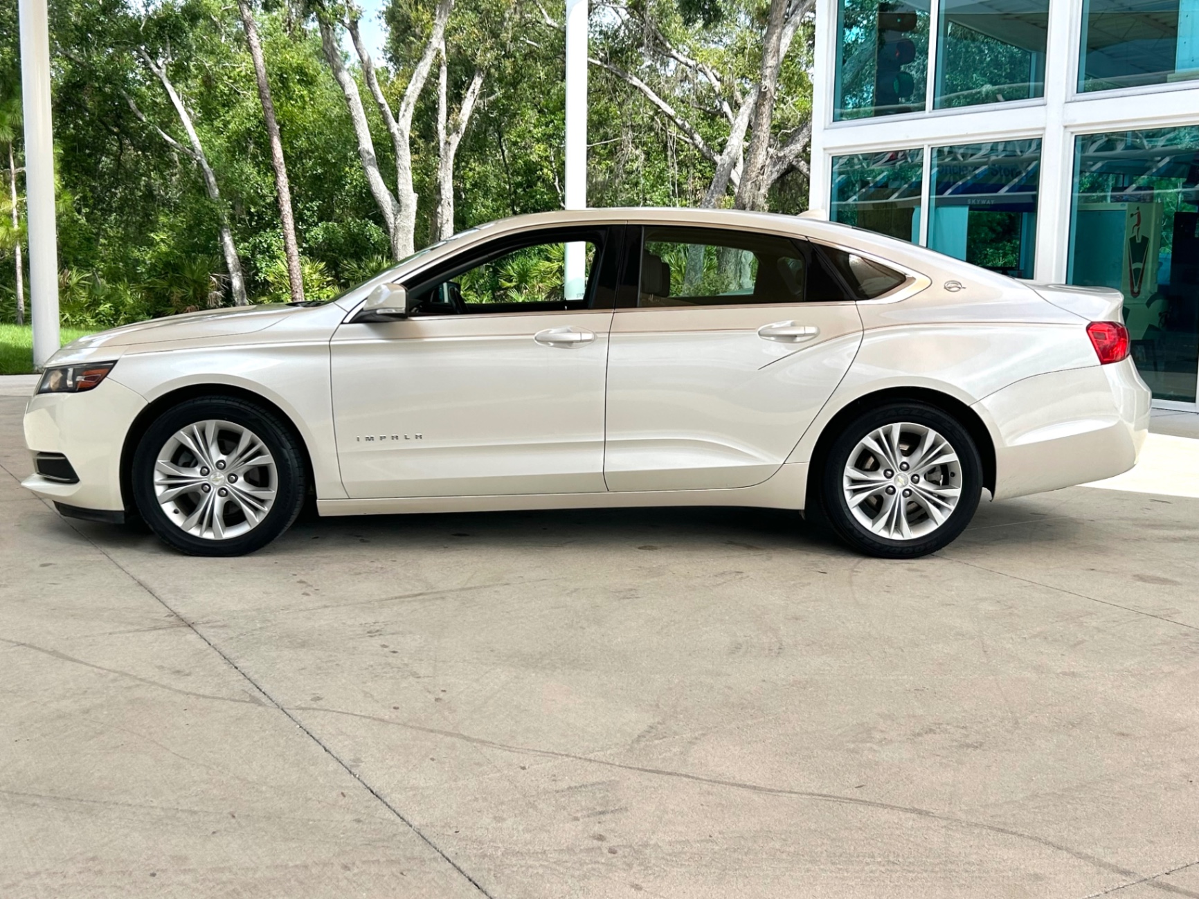 Vehicle photo 8