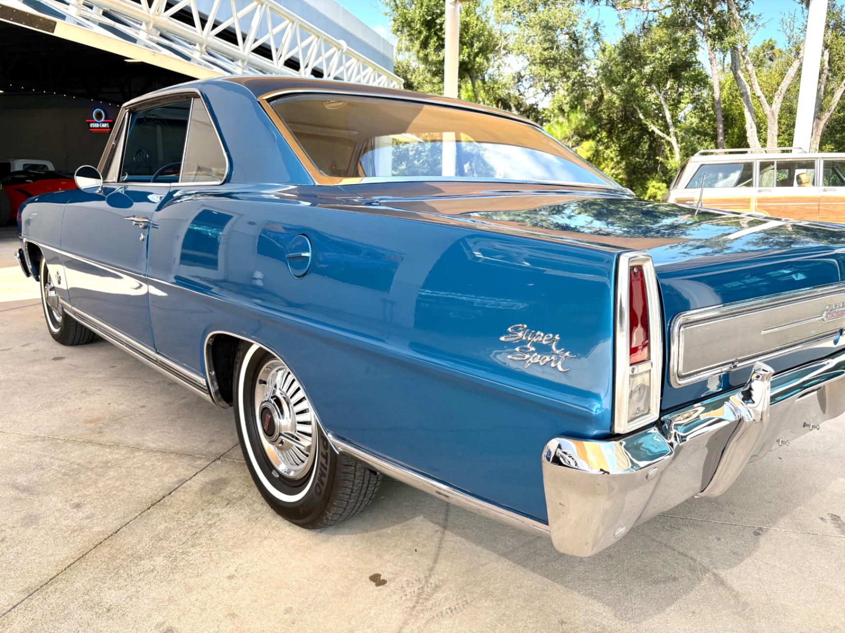 Vehicle photo 14