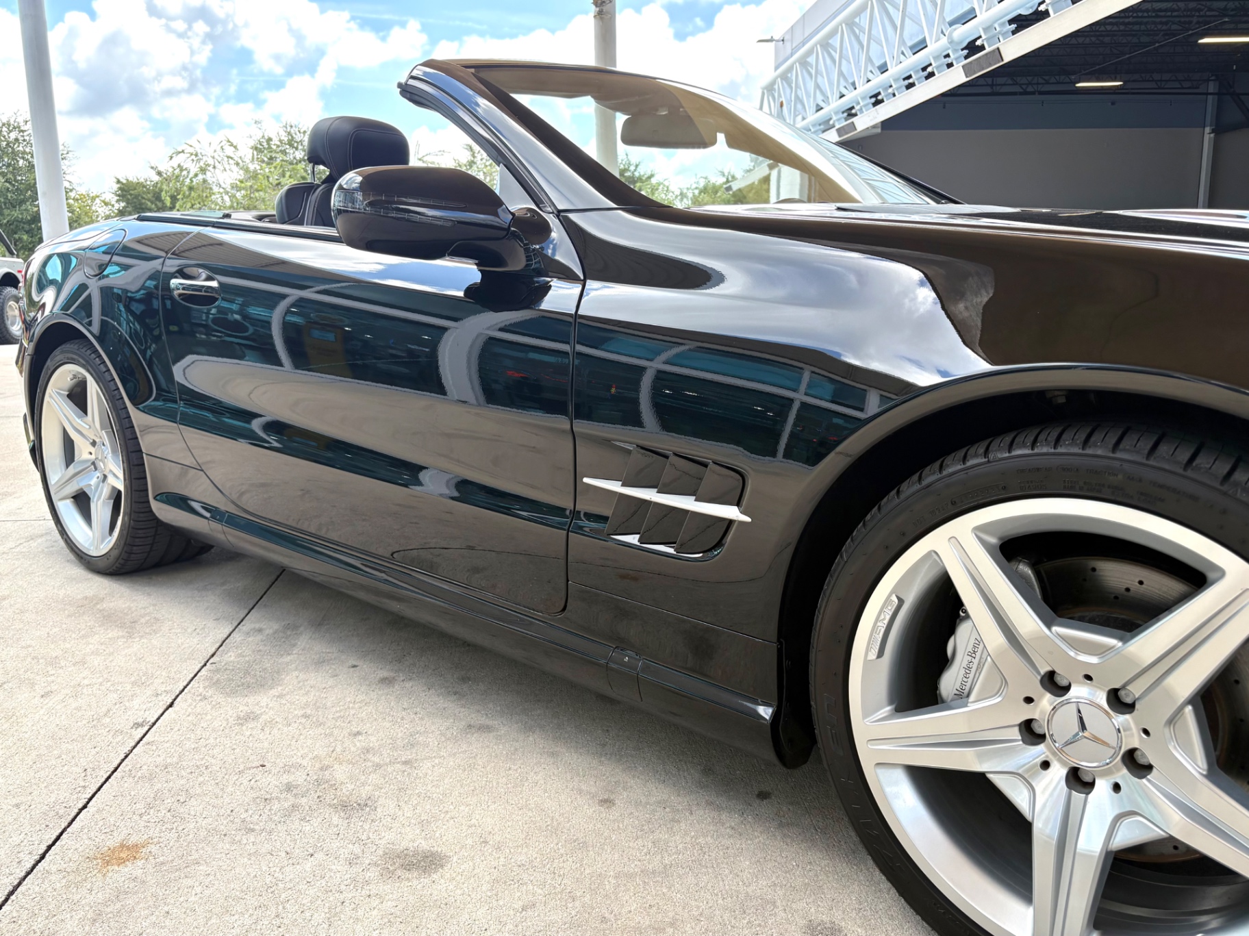 Vehicle photo 18