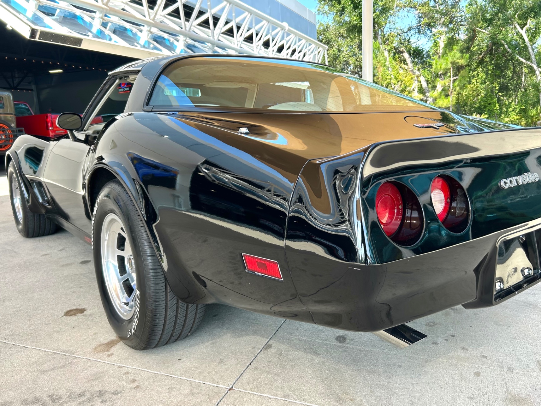 Vehicle photo 13