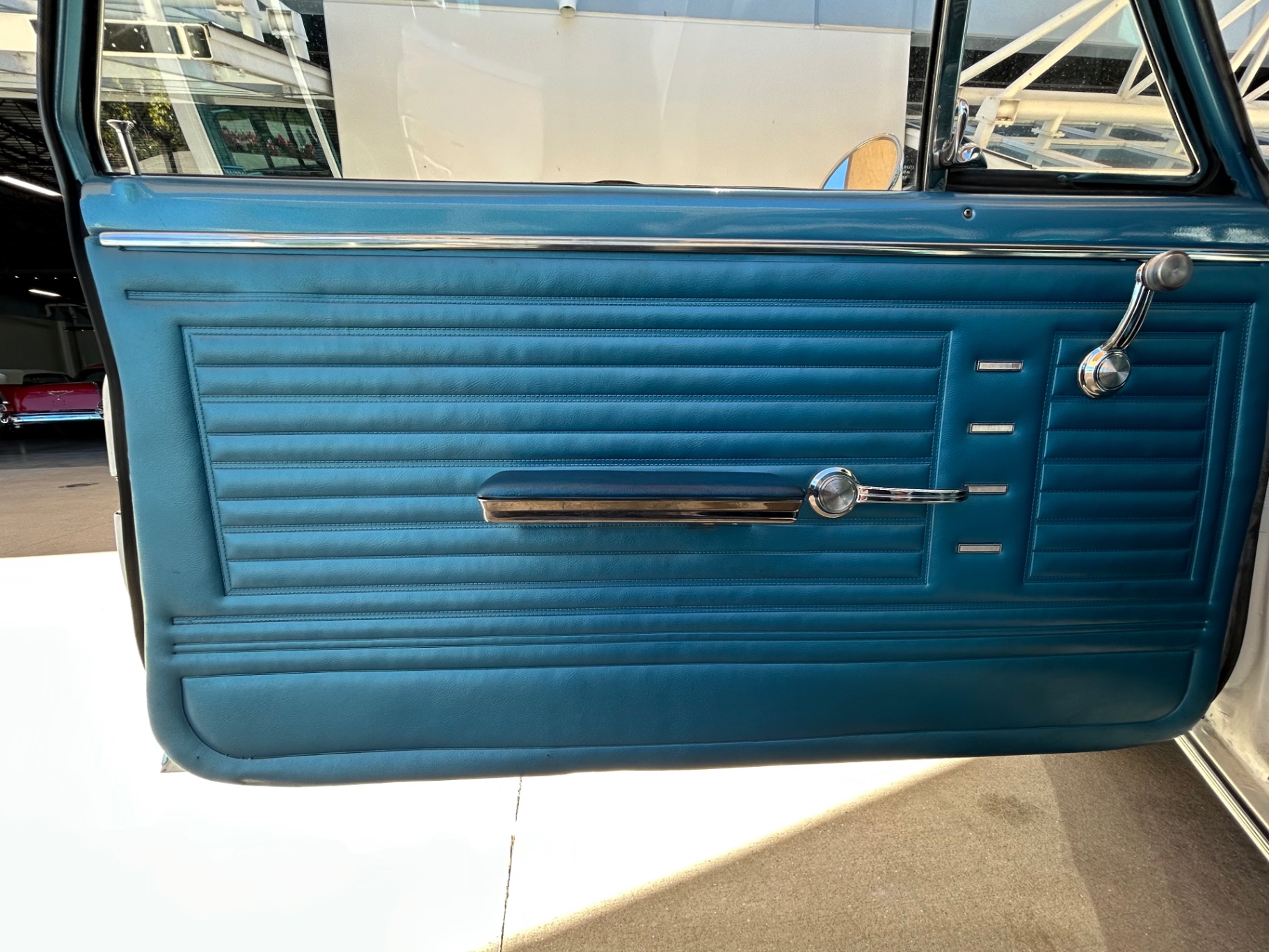 Vehicle photo 29