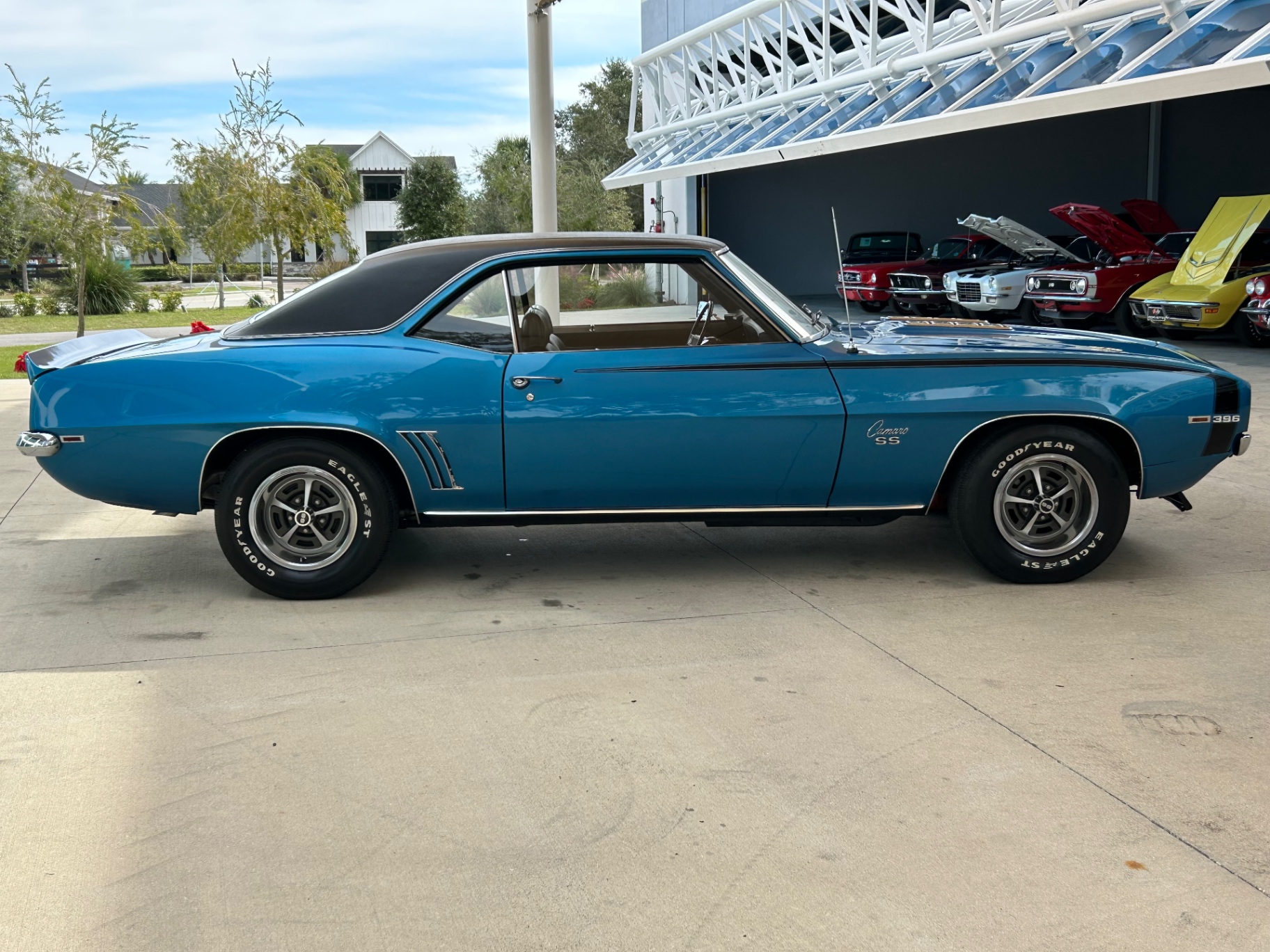 Vehicle photo 4