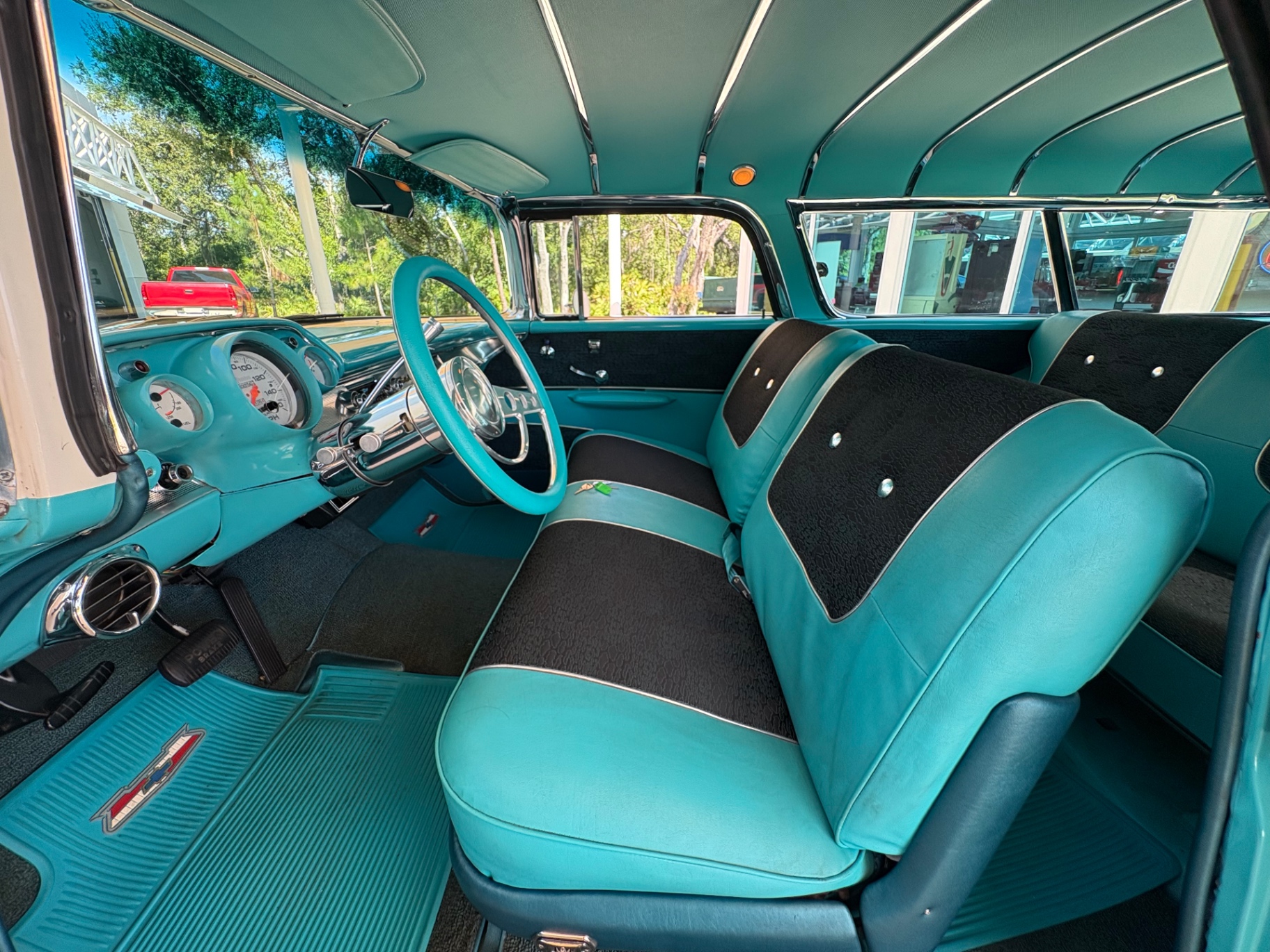 Vehicle photo 29