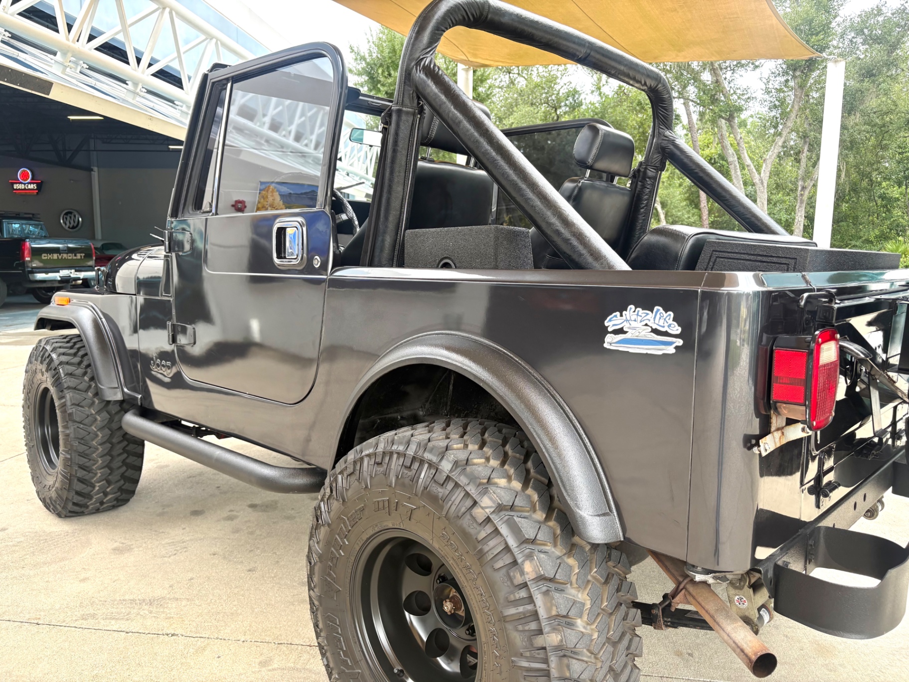 Vehicle photo 15