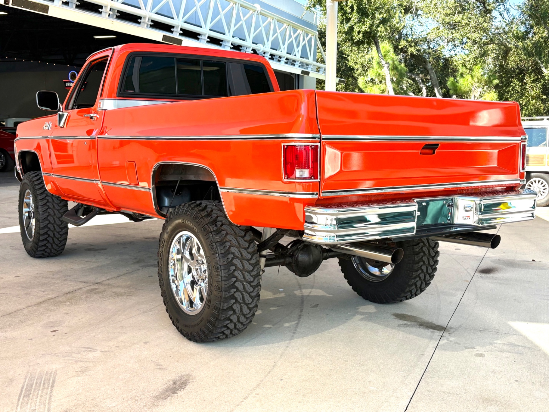 Vehicle photo 8