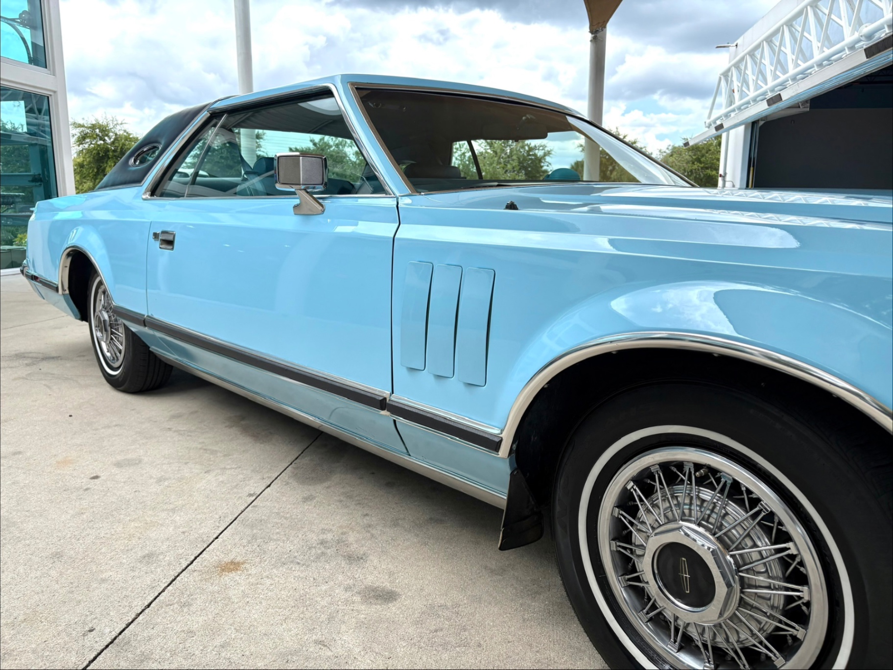 Vehicle photo 18