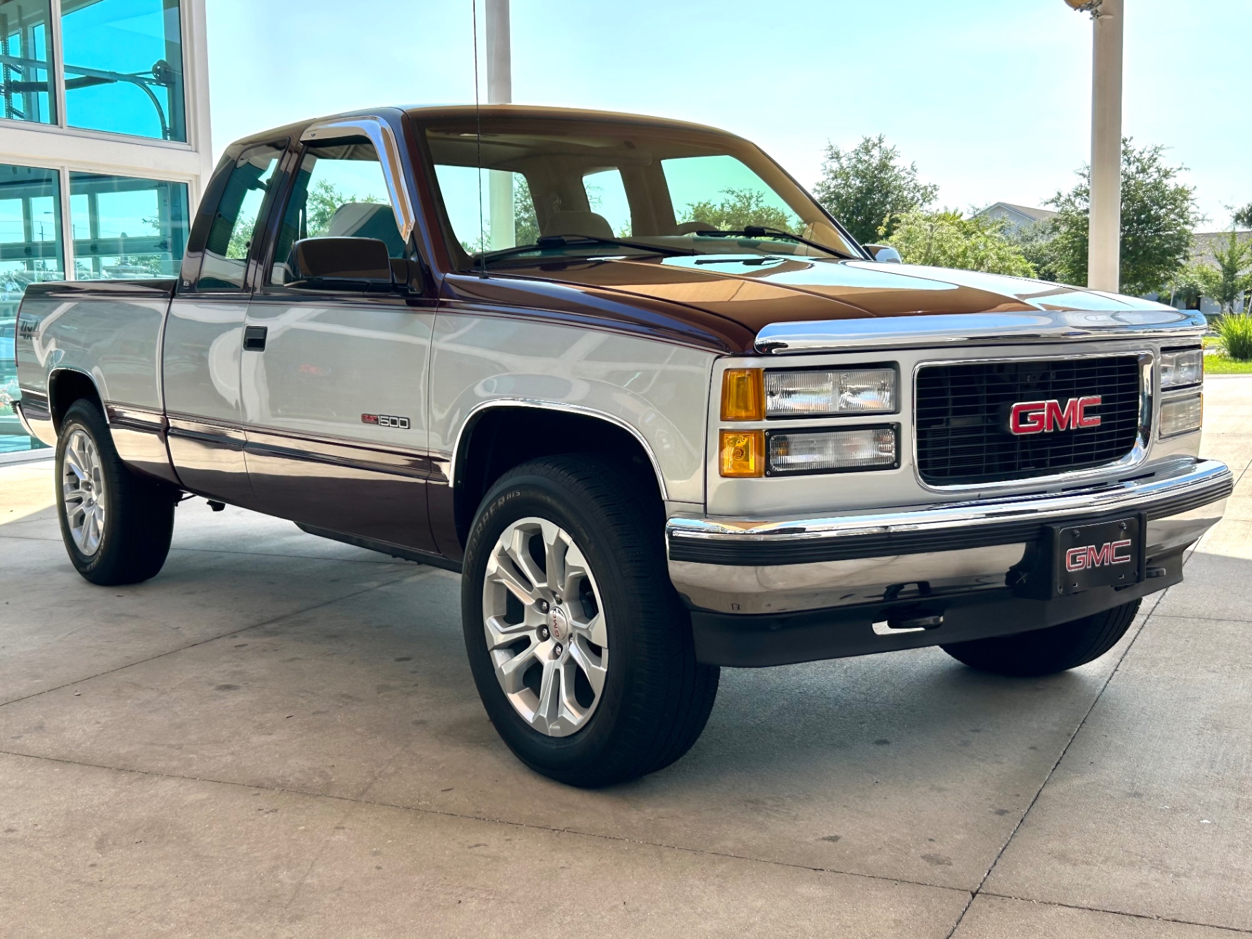 Vehicle photo 3