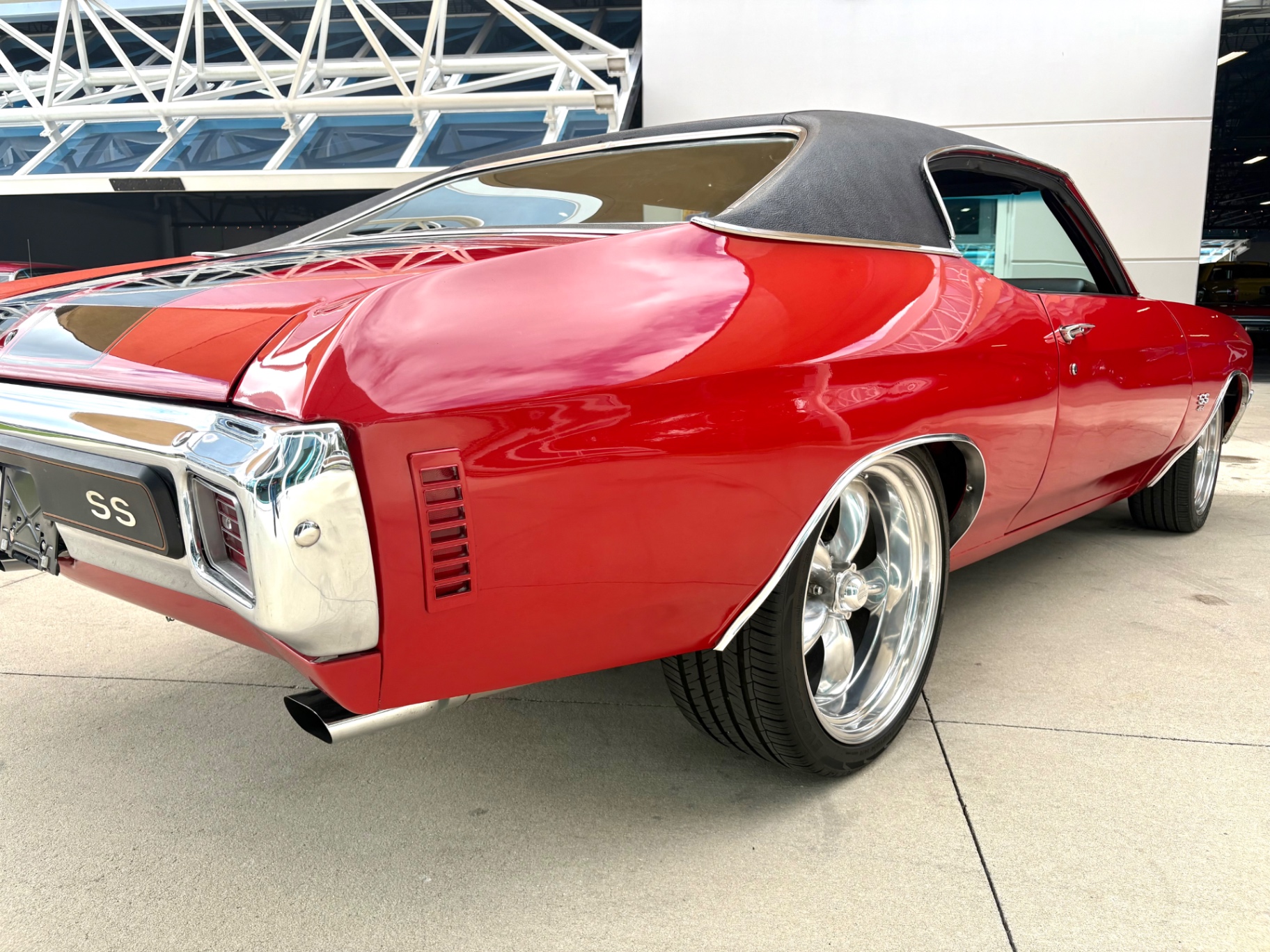 Vehicle photo 19