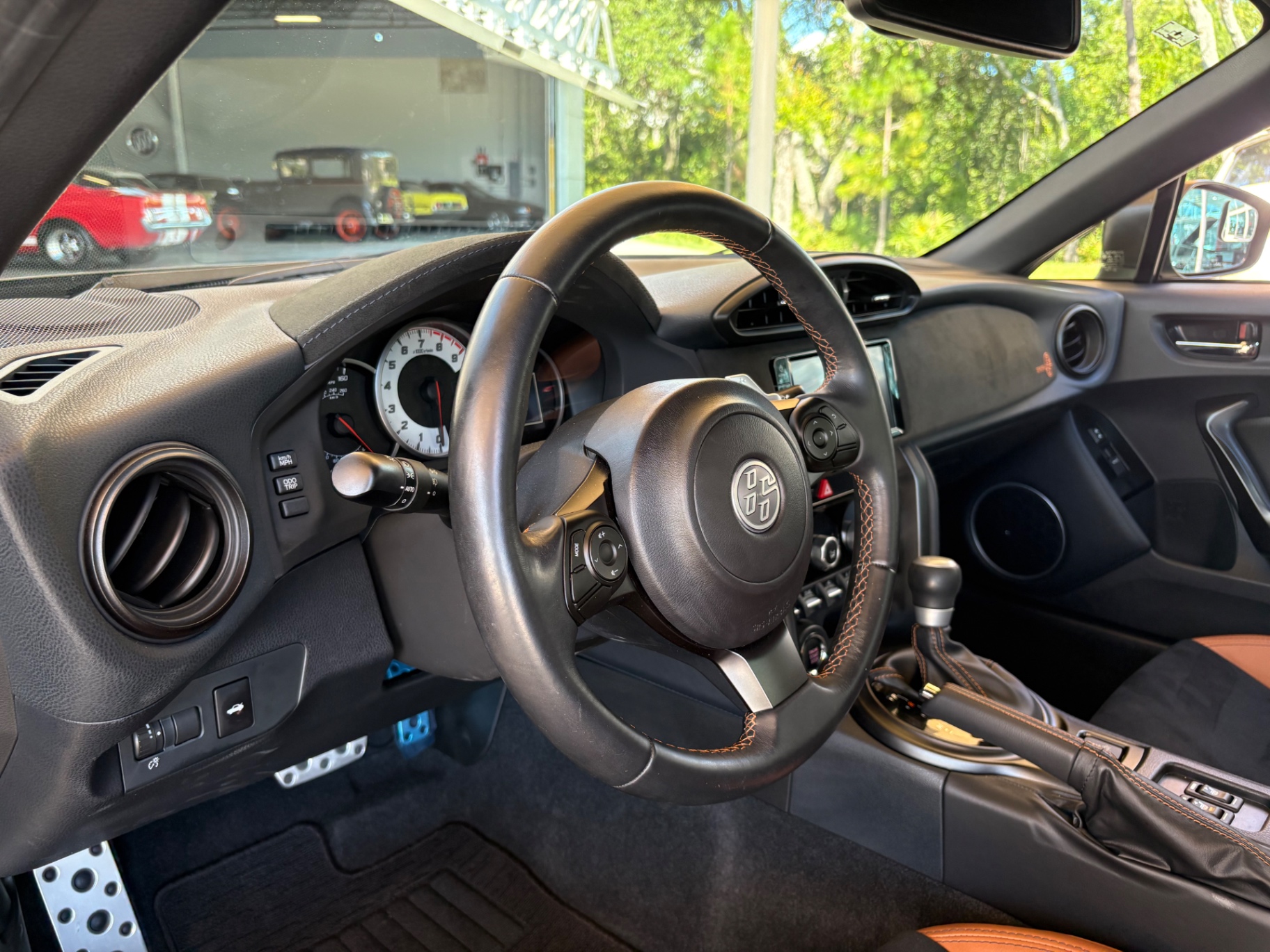 Vehicle photo 29