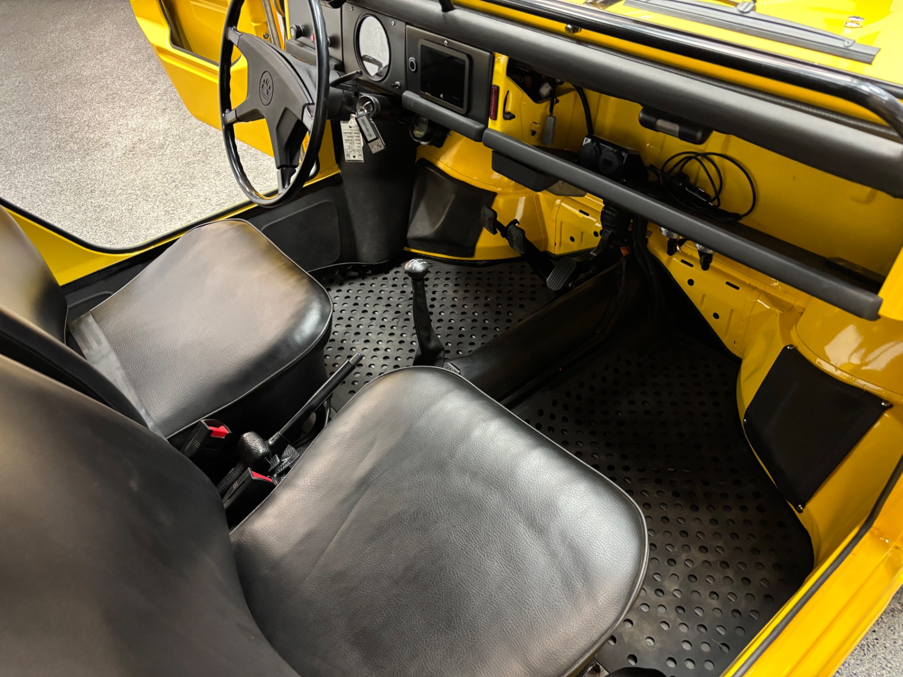 Vehicle photo 34