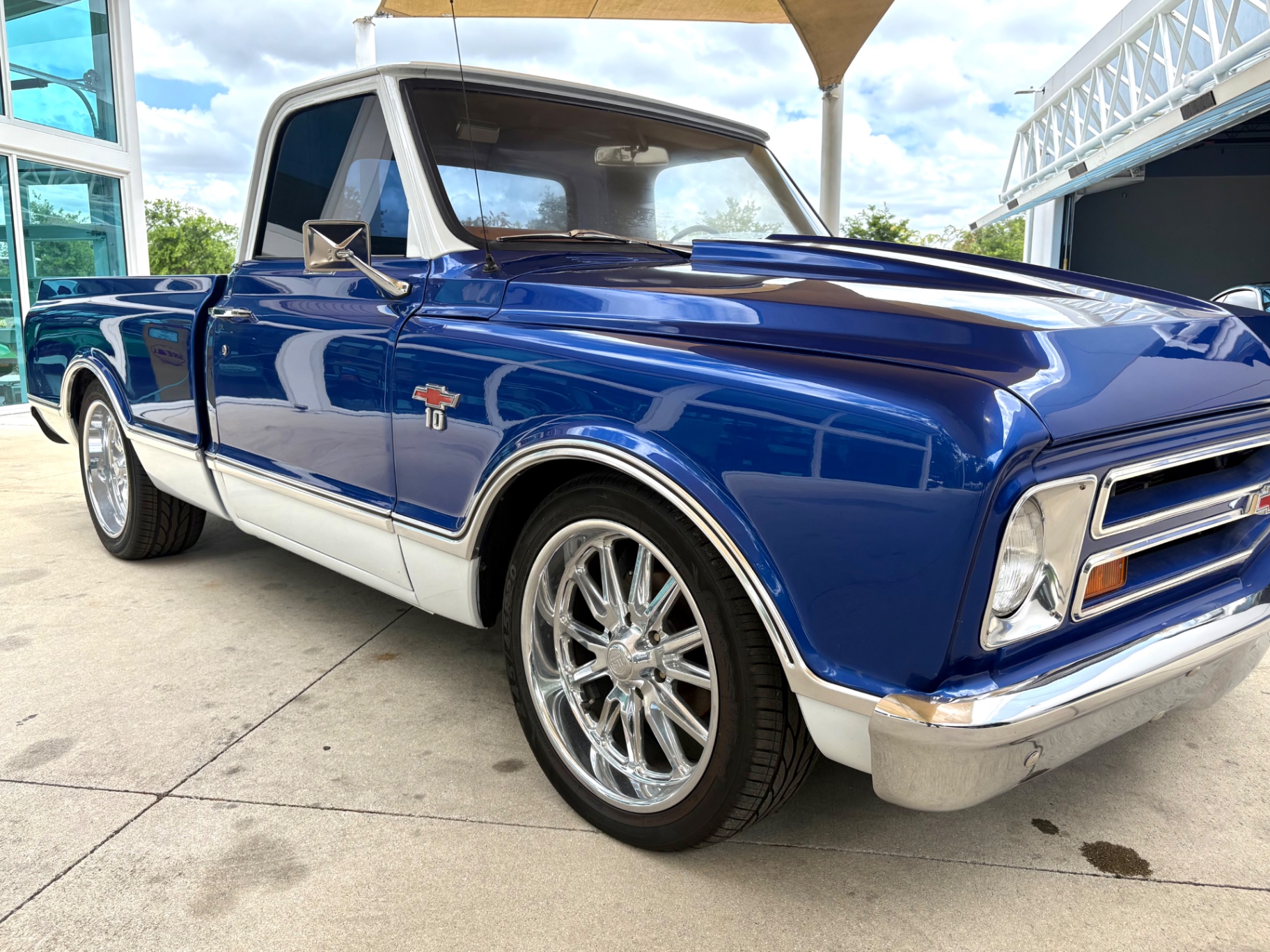 Vehicle photo 19
