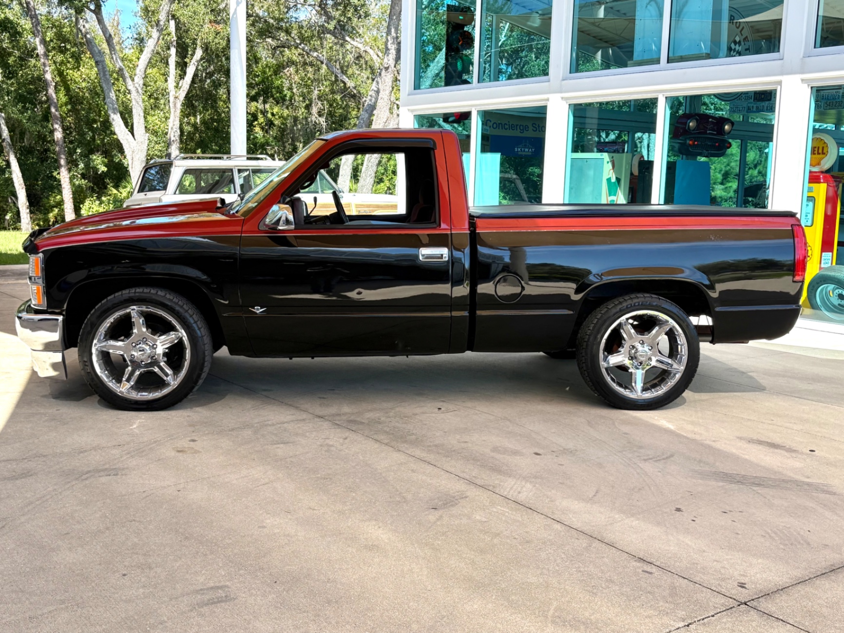 Vehicle photo 9