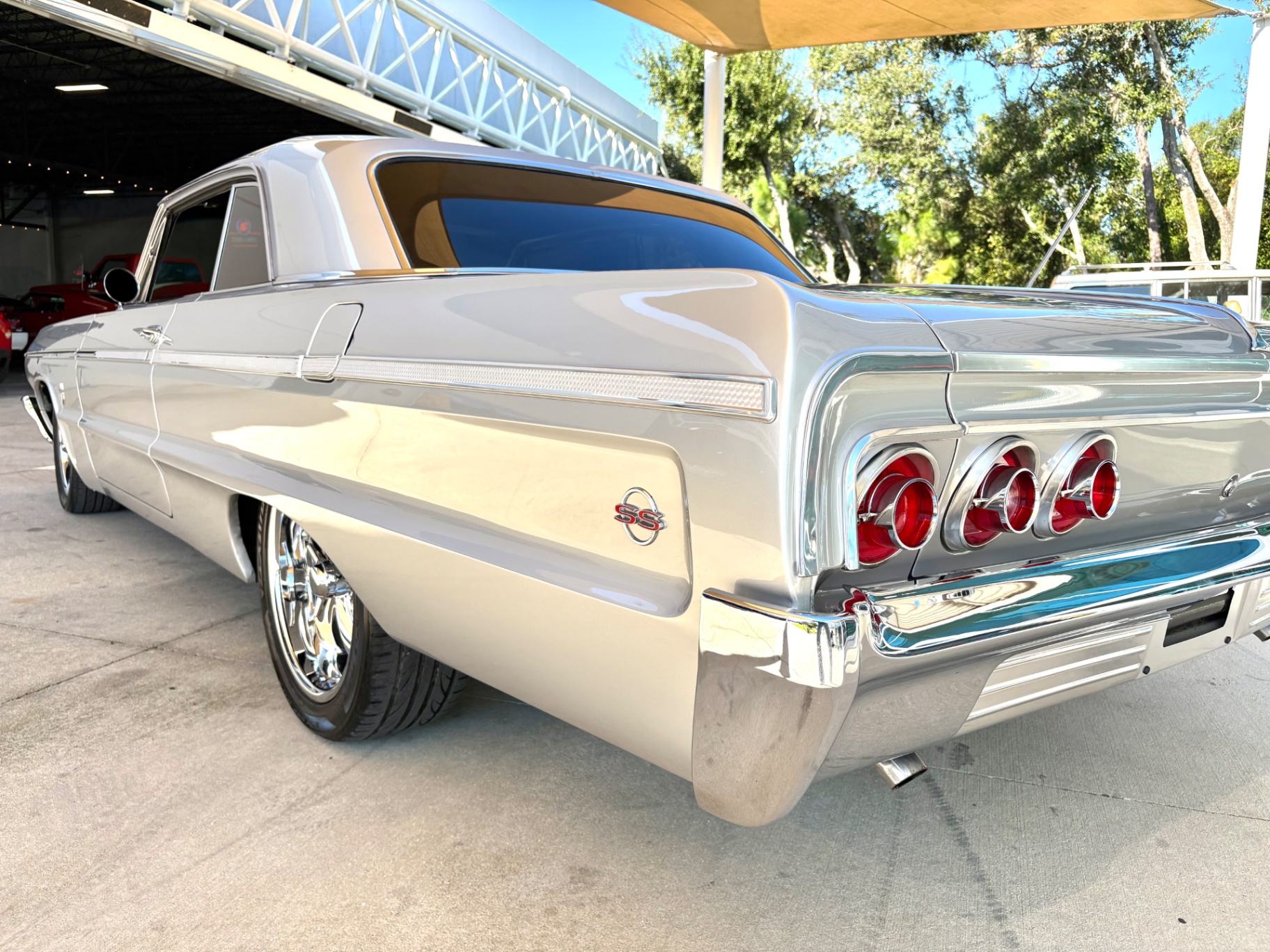 Vehicle photo 15