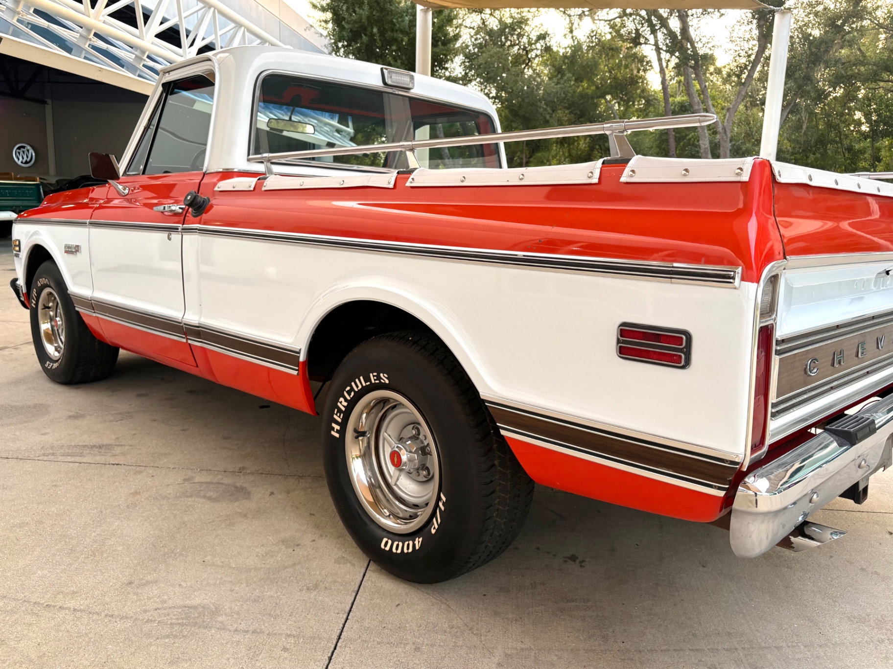Vehicle photo 15