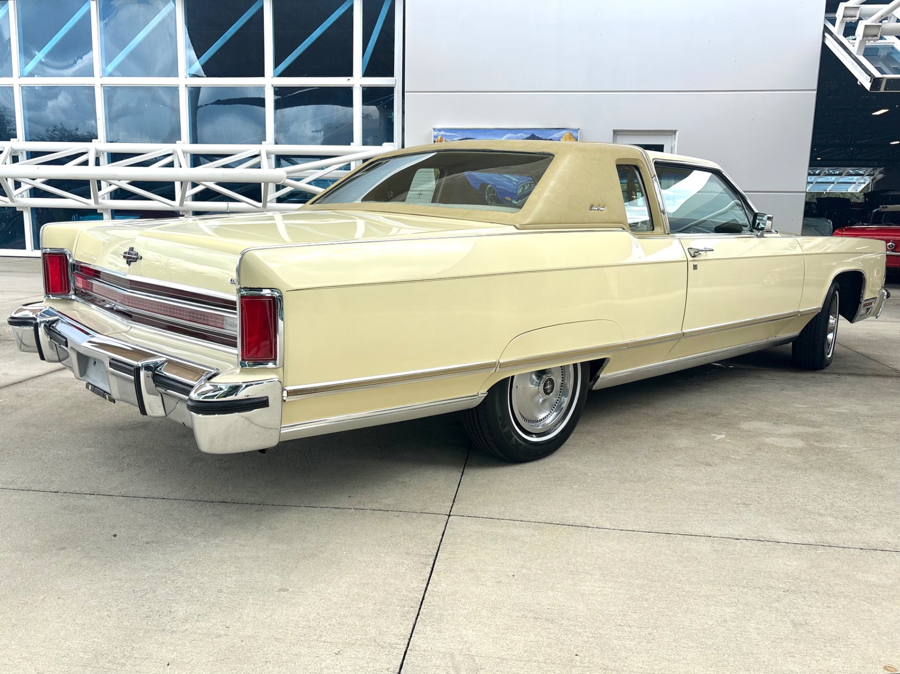 Vehicle photo 6